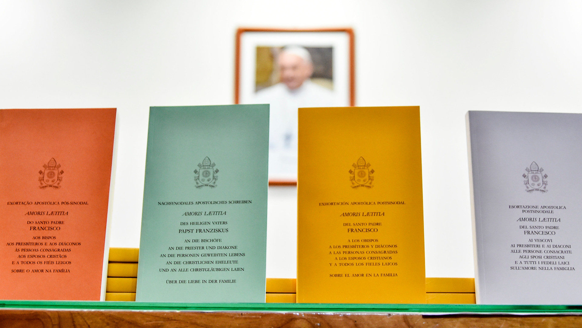 Portugiesische, deutsche, spanische und italienische Ausgaben von "Amoris laetitia"