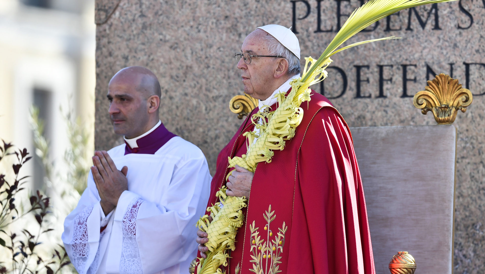Palmsonntag 2017: Papst Franziskus trägt einen goldenen Palmzweig.