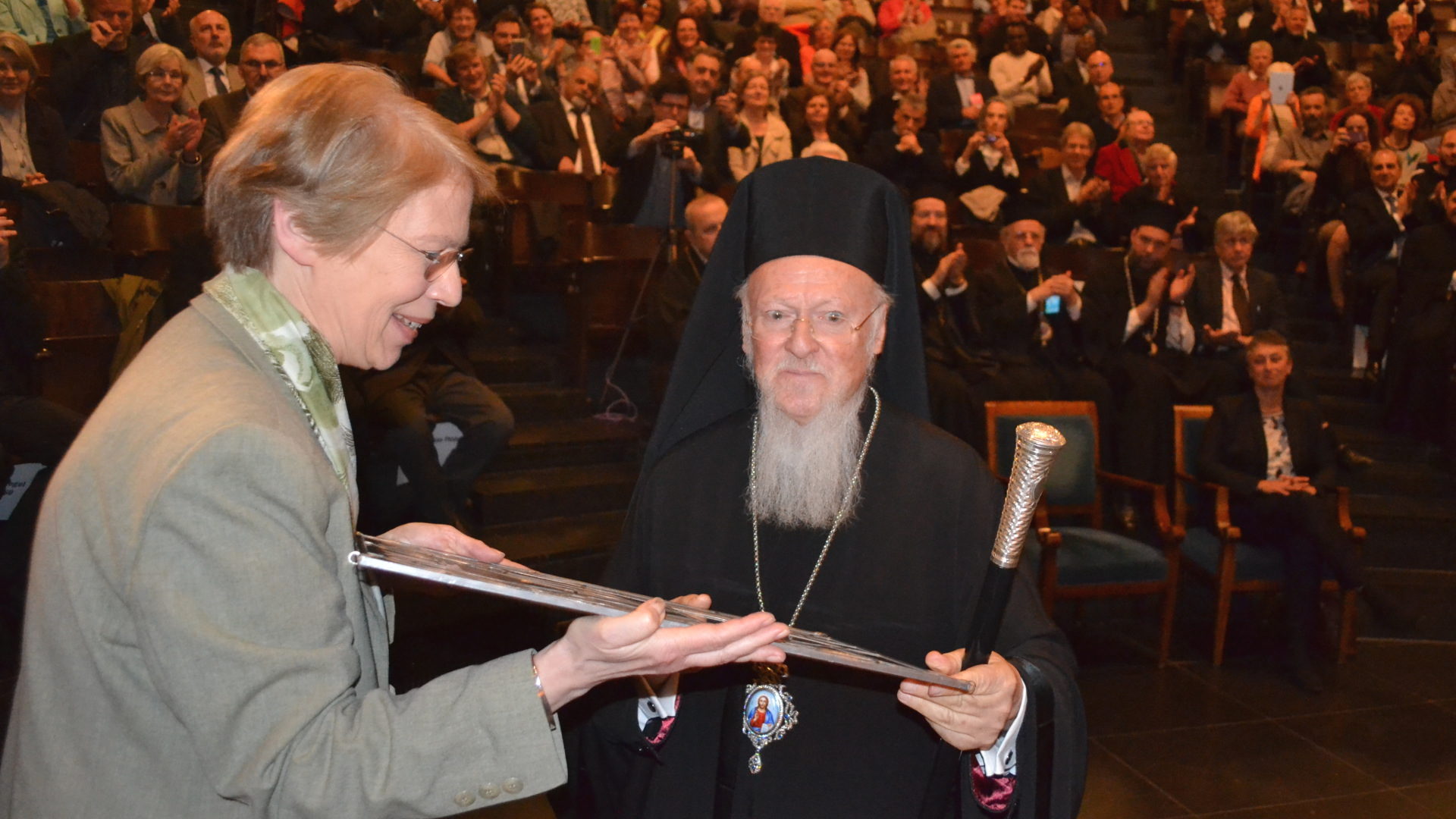 Patriarch Bartholomaios I. erhält ein Geschenk der Universität Freiburg.