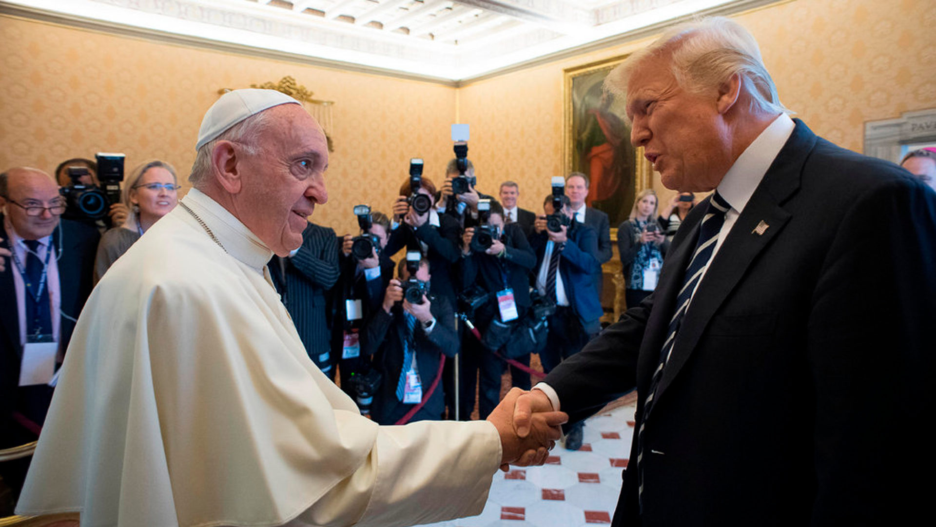 Papst Franziskus und US-Präsident Donald Trump geben sich die Hand.