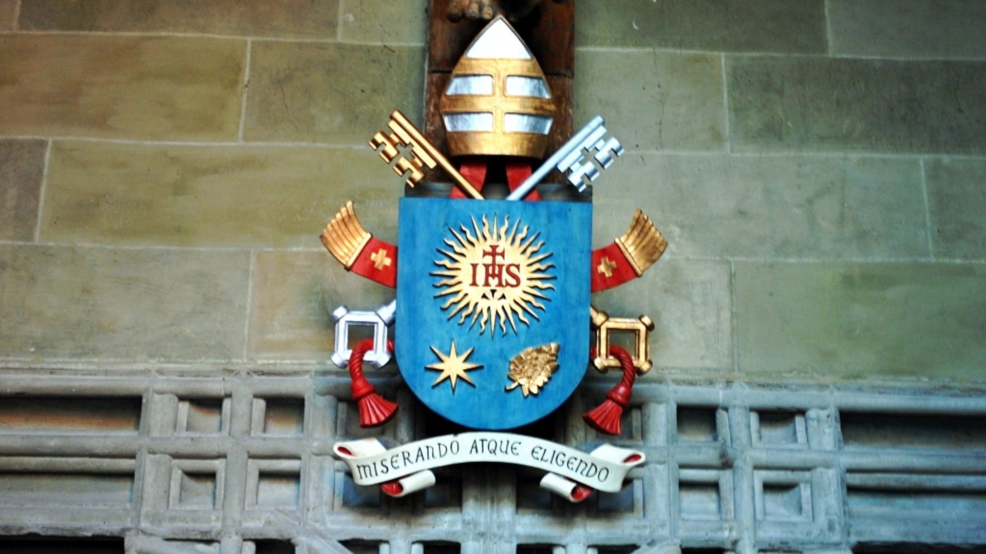 Das Wappen von Papst Franziskus über dem Eingang zum Münster von Konstanz, im Jahr 2013.