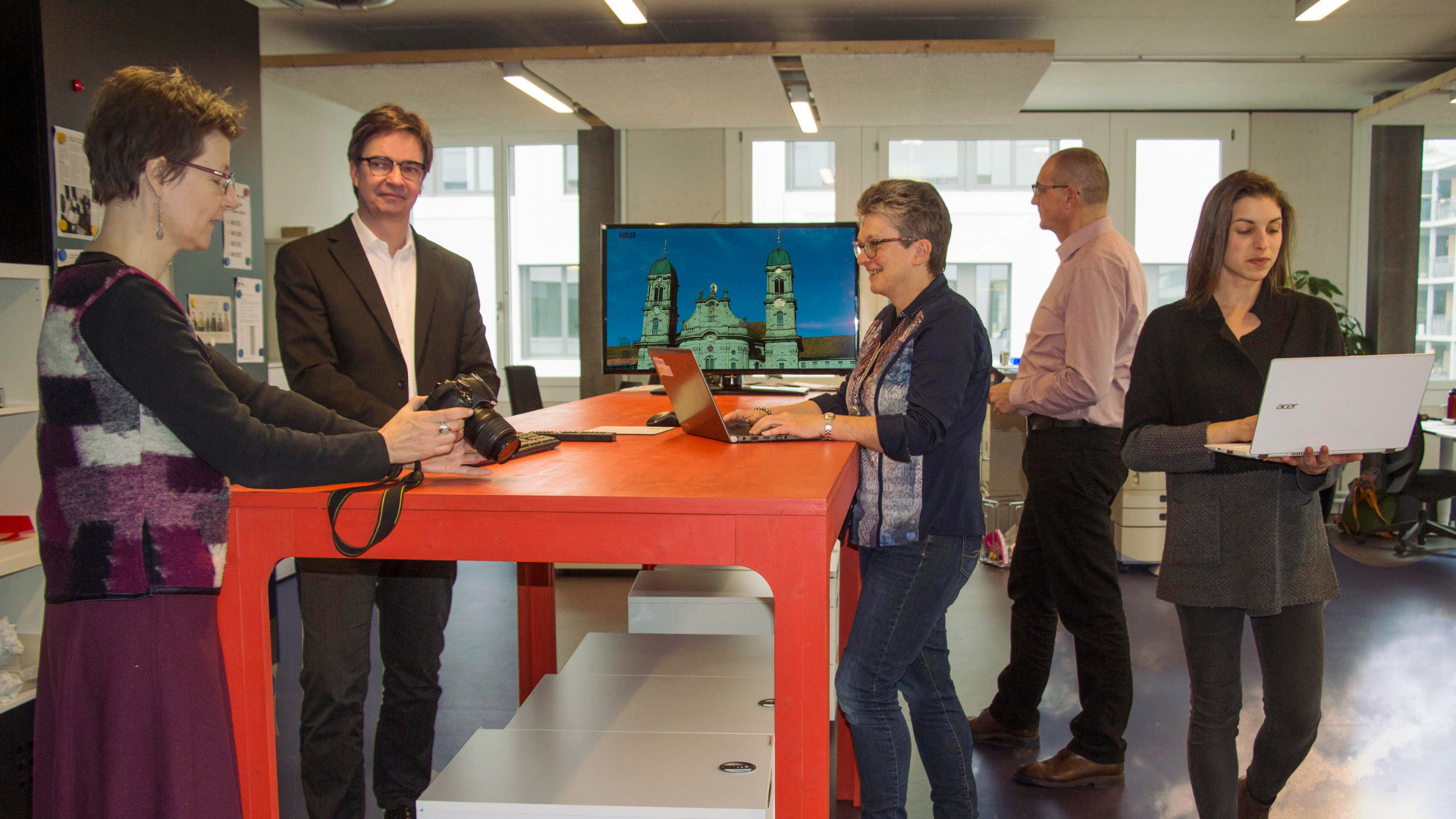 Im Newsroom des Katholischen Medienzentrums Zürich.