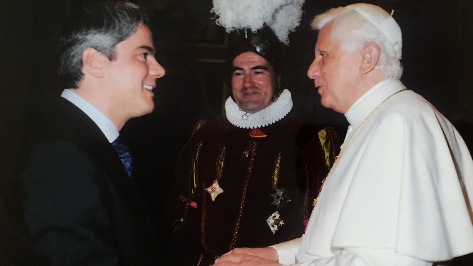 Marco Reichmuth als Vertreter der ehemaligen Schweizergardisten bei Papst Benedikt XVI. | © zVg
