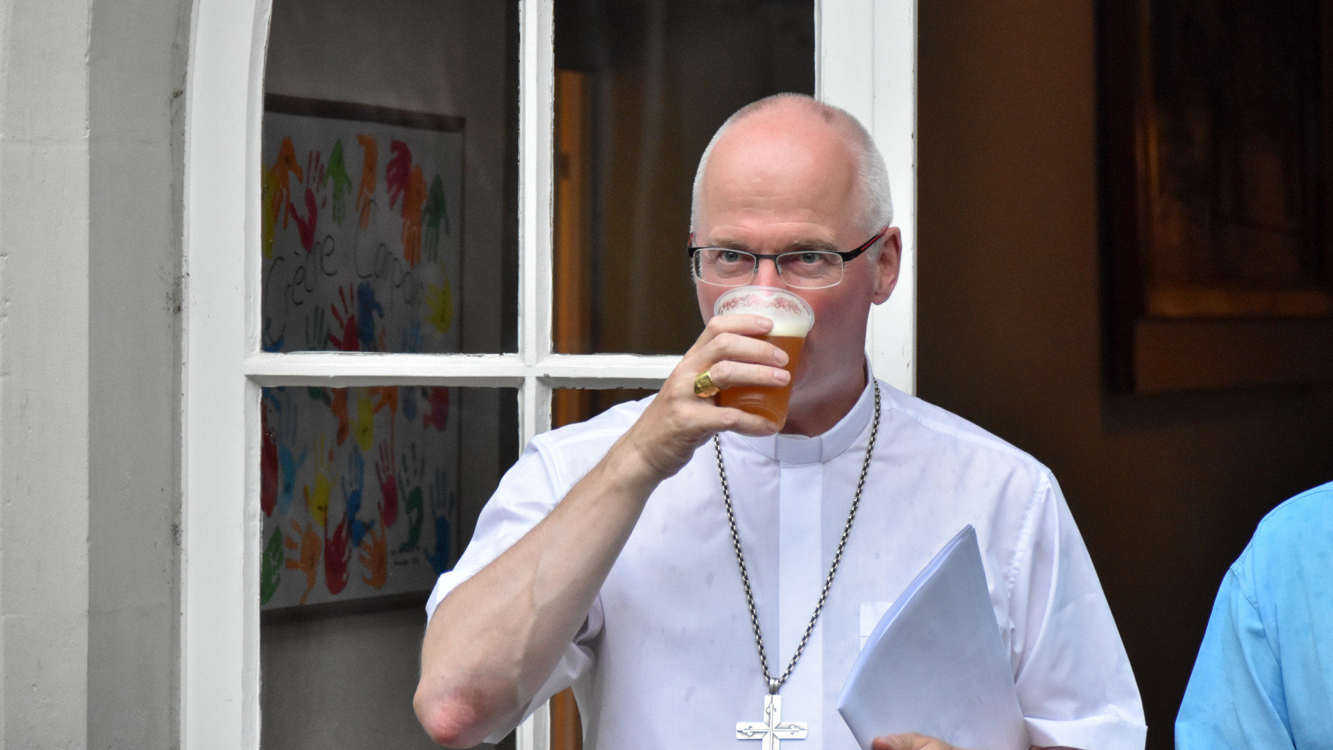 Bischof Morerod trinkt "sein" Bier.