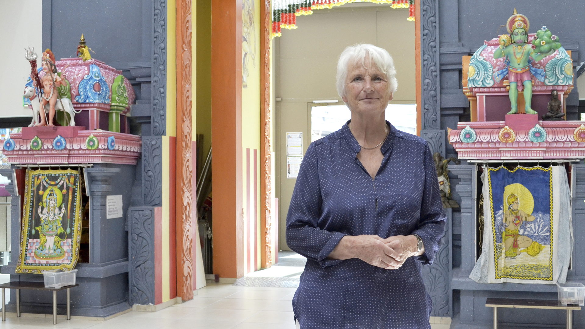 Gerda Hauck im Hindu-Tempel im Haus der Religionen