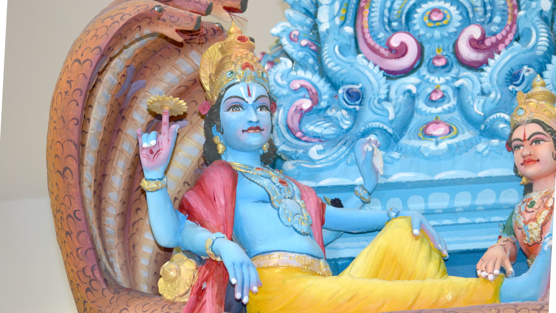 Gott Vishnu schläft auf einer Schlange mit mehreren Köpfen.
