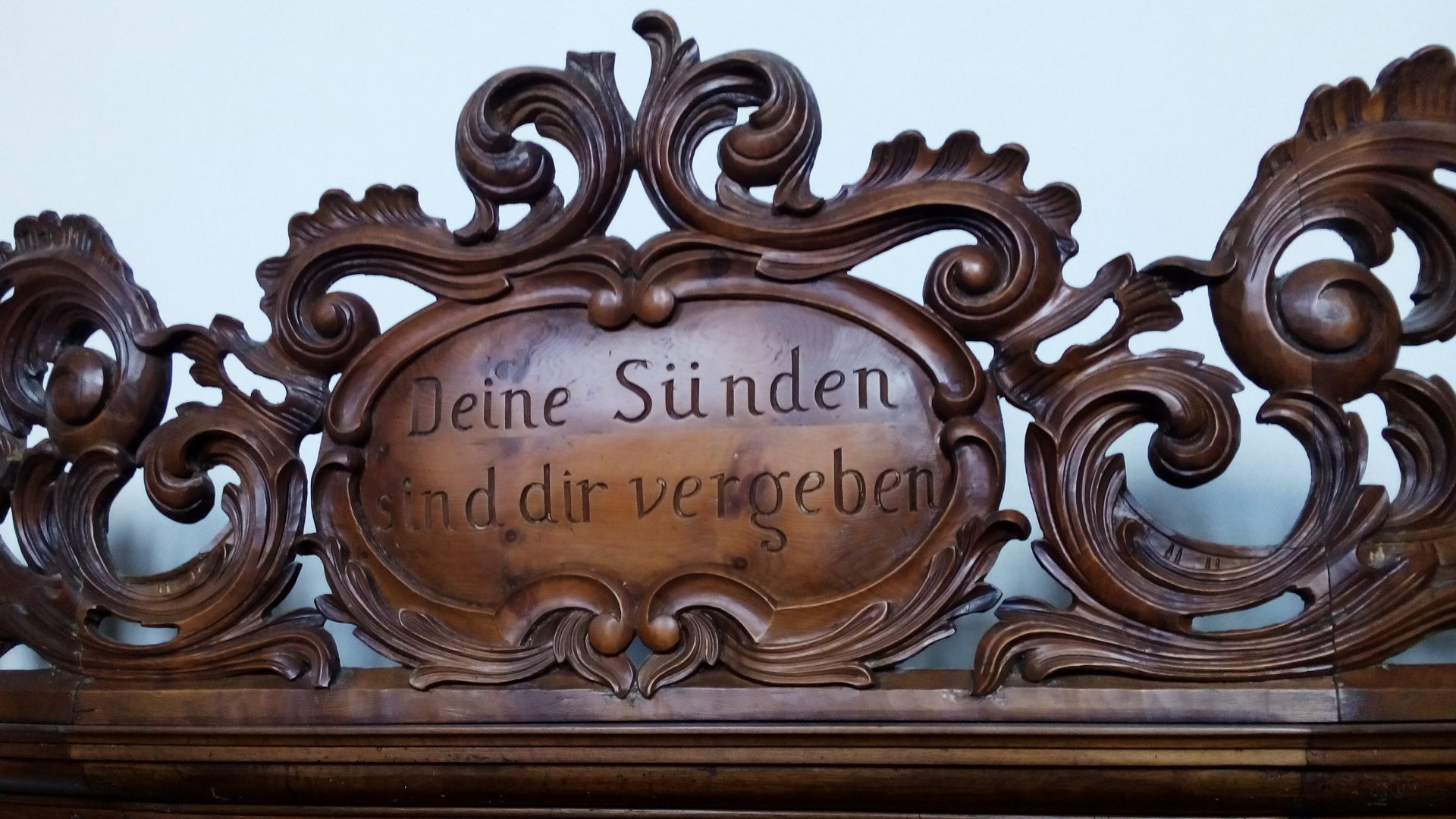 Inschrift auf einem Beichtstuhl in der Kapuzinerkirche Wesemlin in Luzern