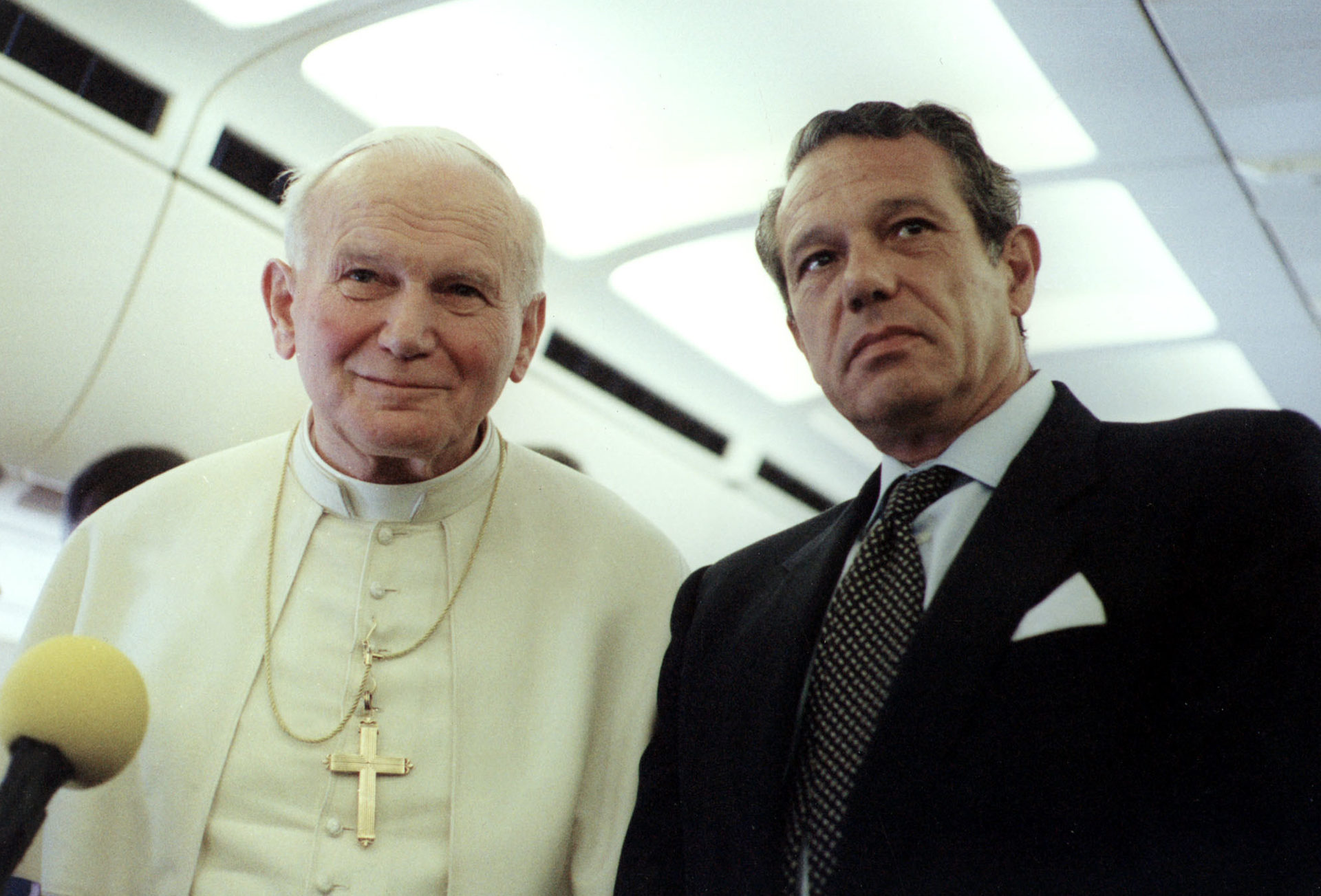Papst Johannes Paul II. und Vatikanpressesprecher Joaquin Navarro-Valls, aufgenommen 1999.