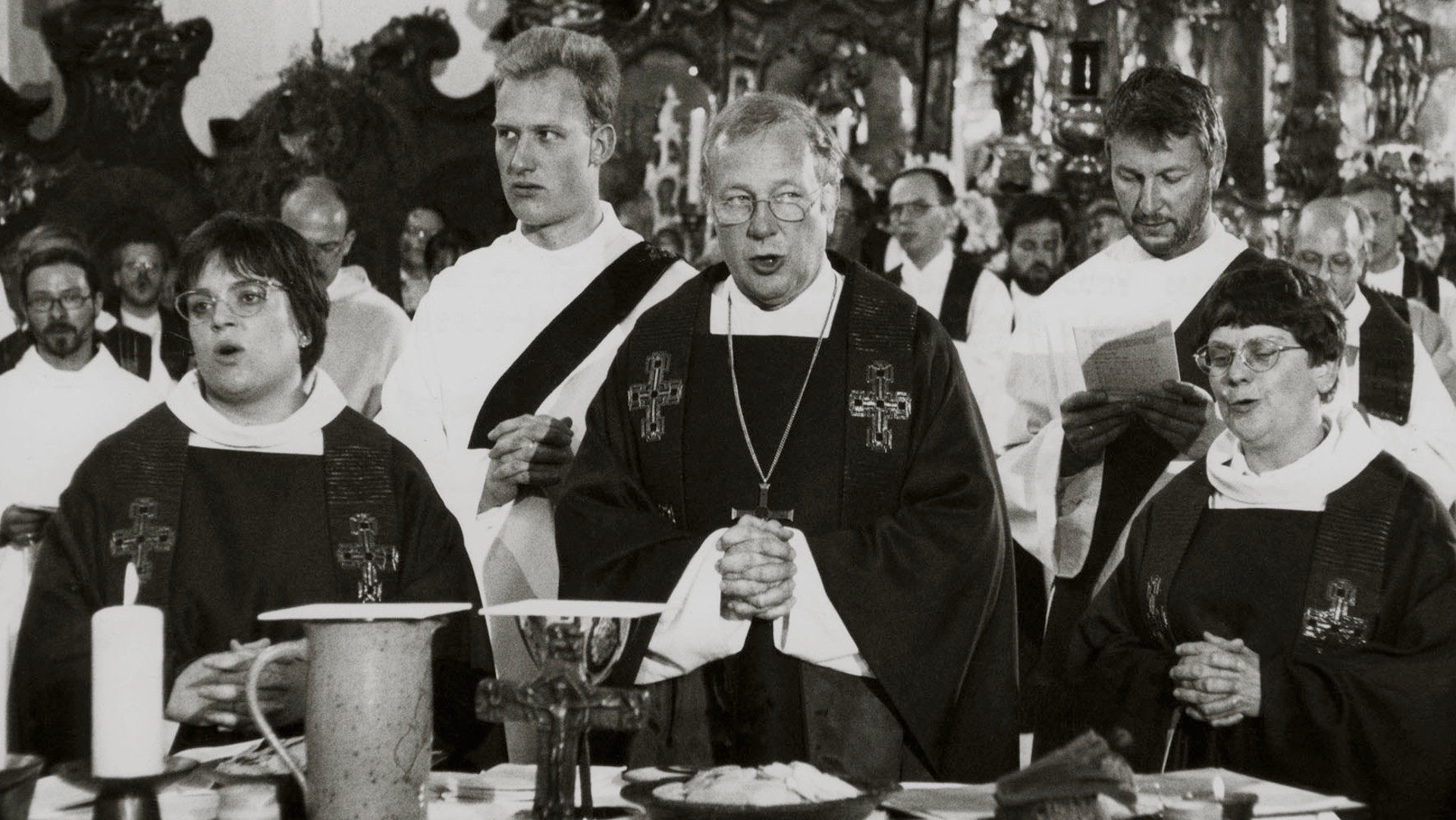 Bischof Joachim Vobbe weiht 1996 Angela Berlis (links) zu ersten Priesterin der christkatholischen Kirche.