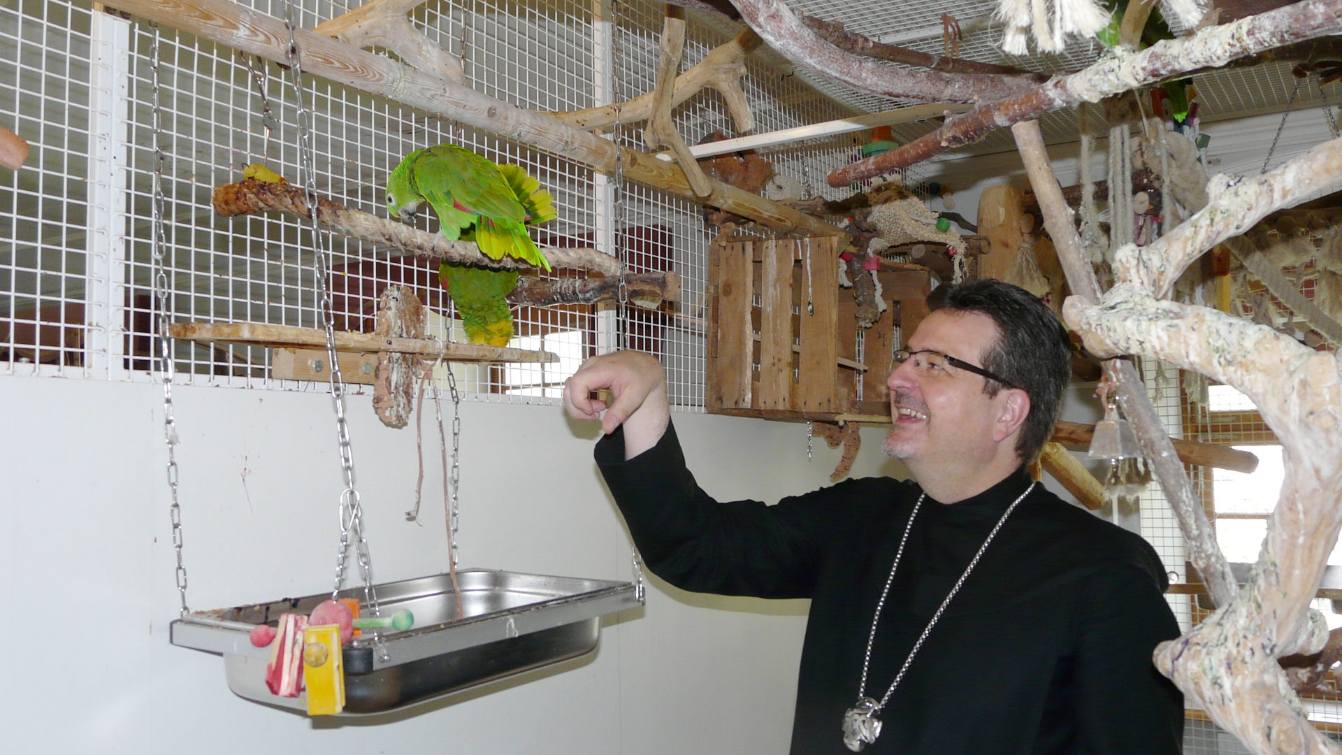Abt Christian Meyer mit seinen Papageien
