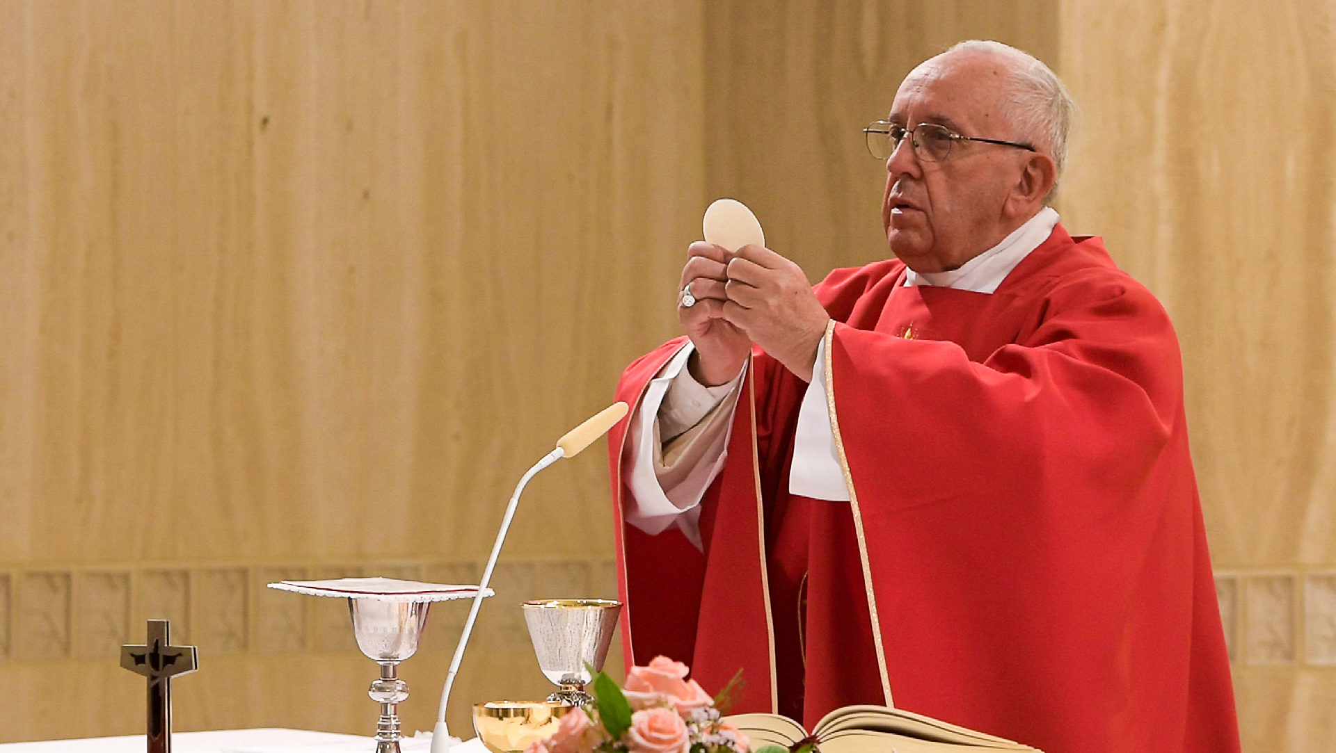 Papst Franziskus feiert in seiner Hauskapelle Eucharistie.