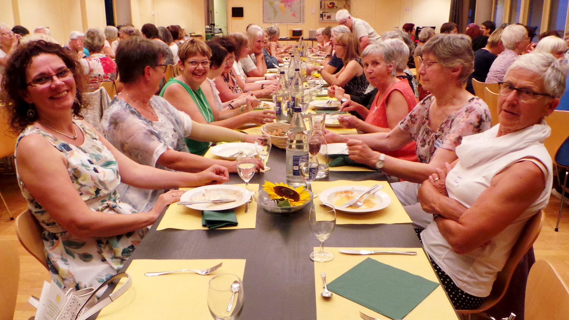 Frauen zu Tisch am ökumenischen Frauenkirchenfest Aargau