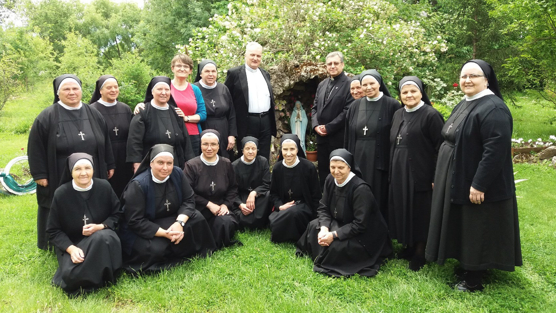 Bischof Kiro Stojanov und Magda Kaczmarek mit Ordensschwestern
