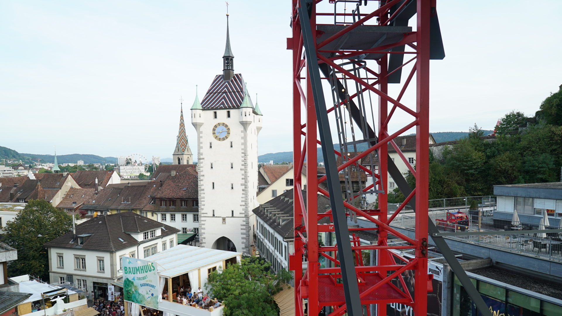 Blick von der Raketen-Bar auf Baden mit seinem Wahrzeichen, dem Stadtturm