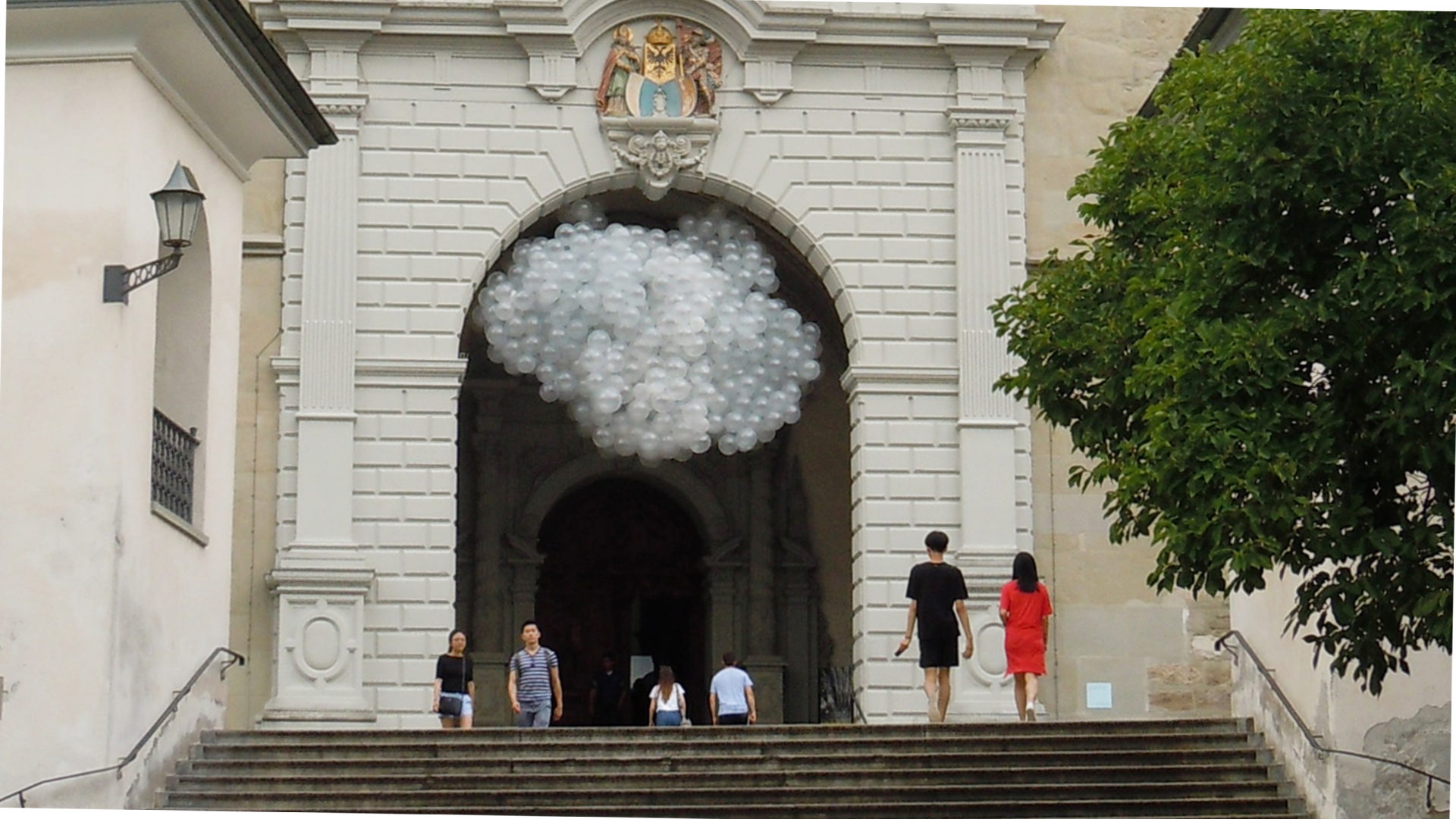 Kunstausstellung "Atemwolken" am Portal der Luzerner Hofkirche