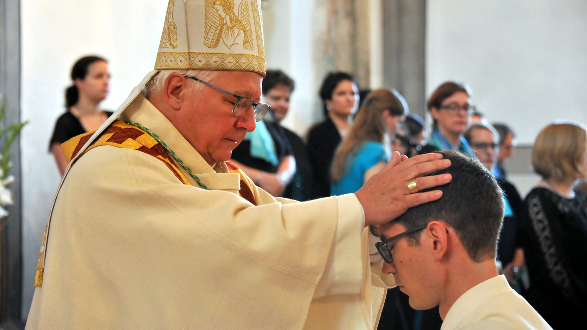 Bischof Markus Büchel weiht Raphael Troxler zum Priester