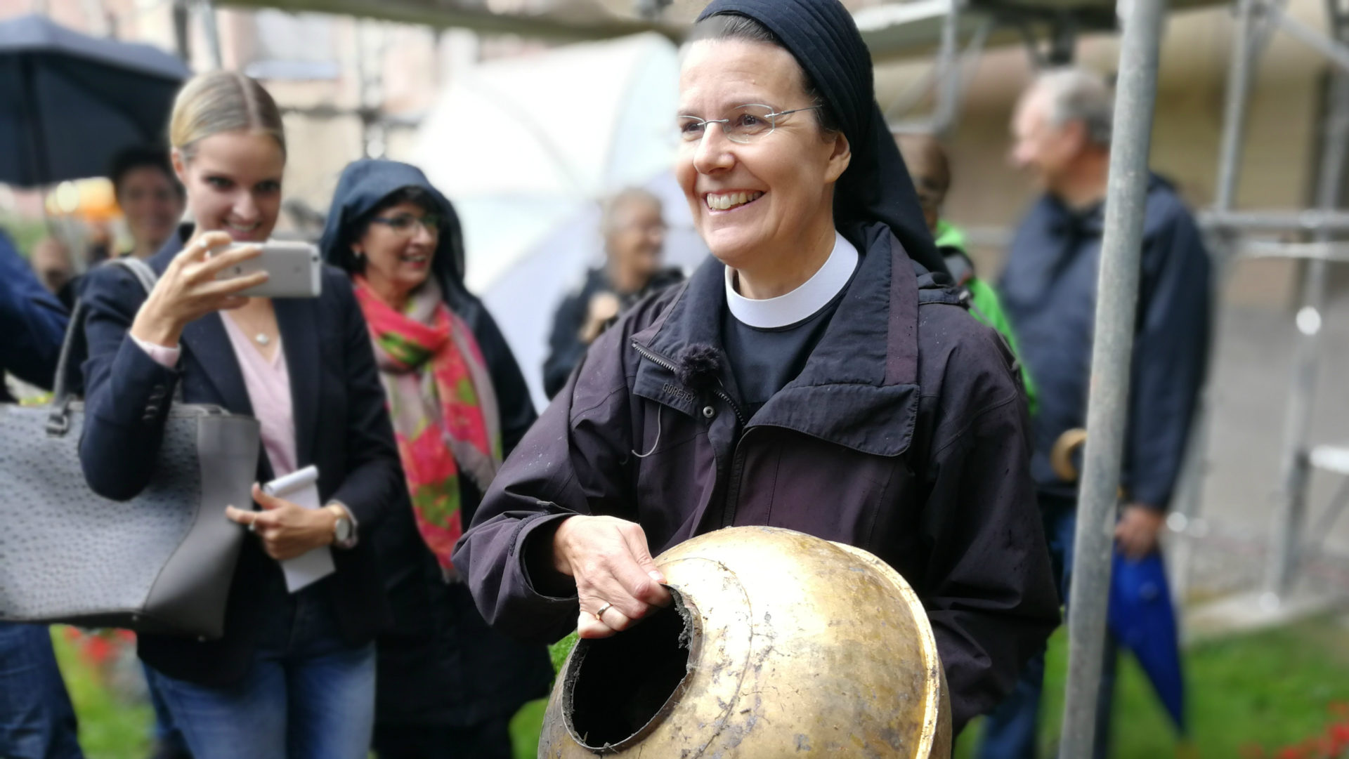 Über das ganze Gesicht strahlt Priorin Irene Gassmann