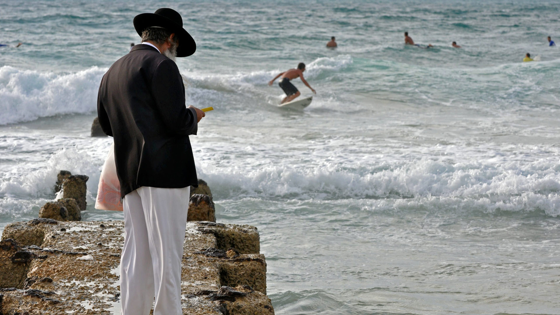 Betender Jude am Strand von Tel Aviv