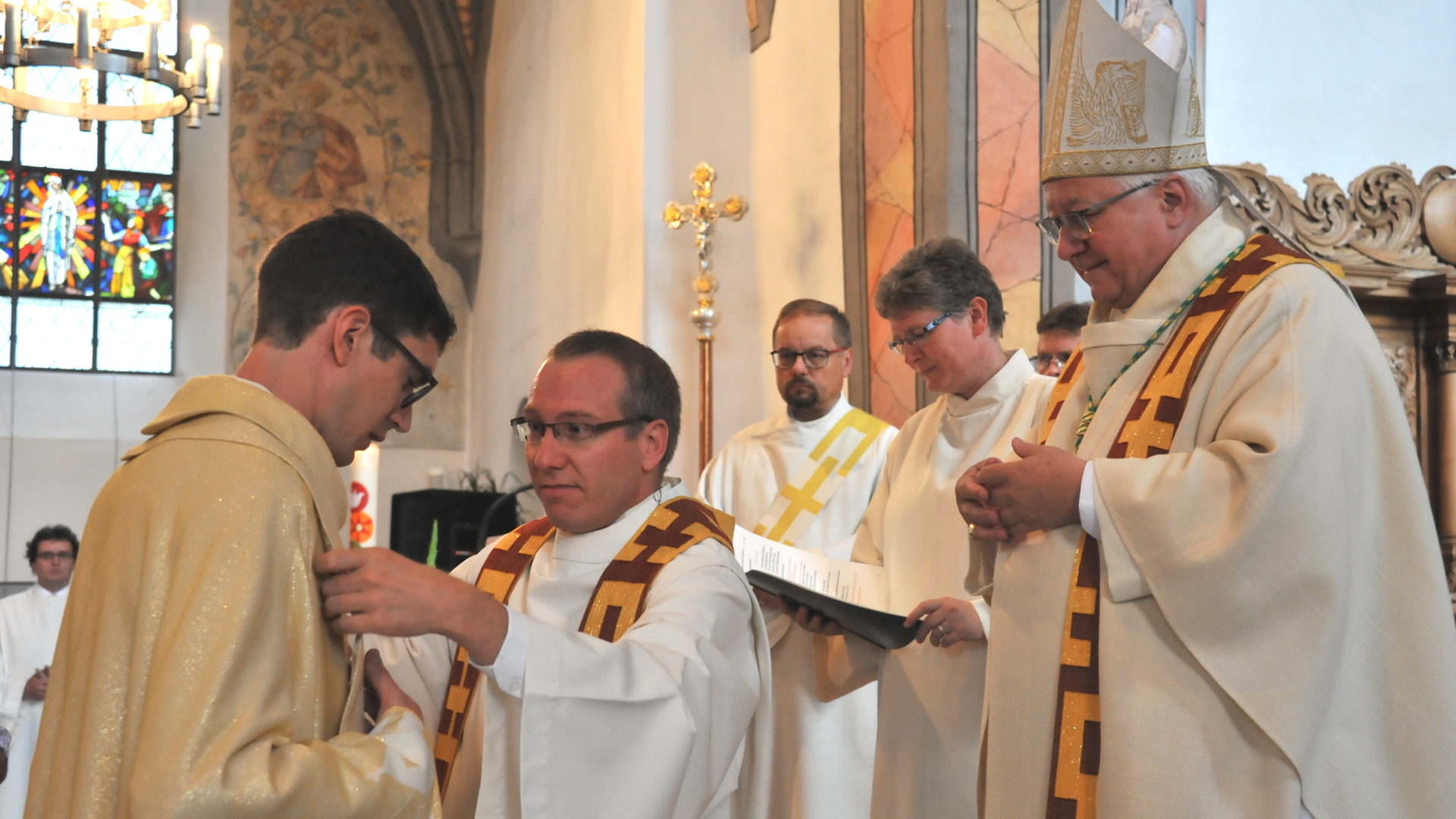 P. Raffael Rieger (2. v. links) amtet als Regens bei der Priesterweihe von Raphael Troxler (l.) am 19.8.2017