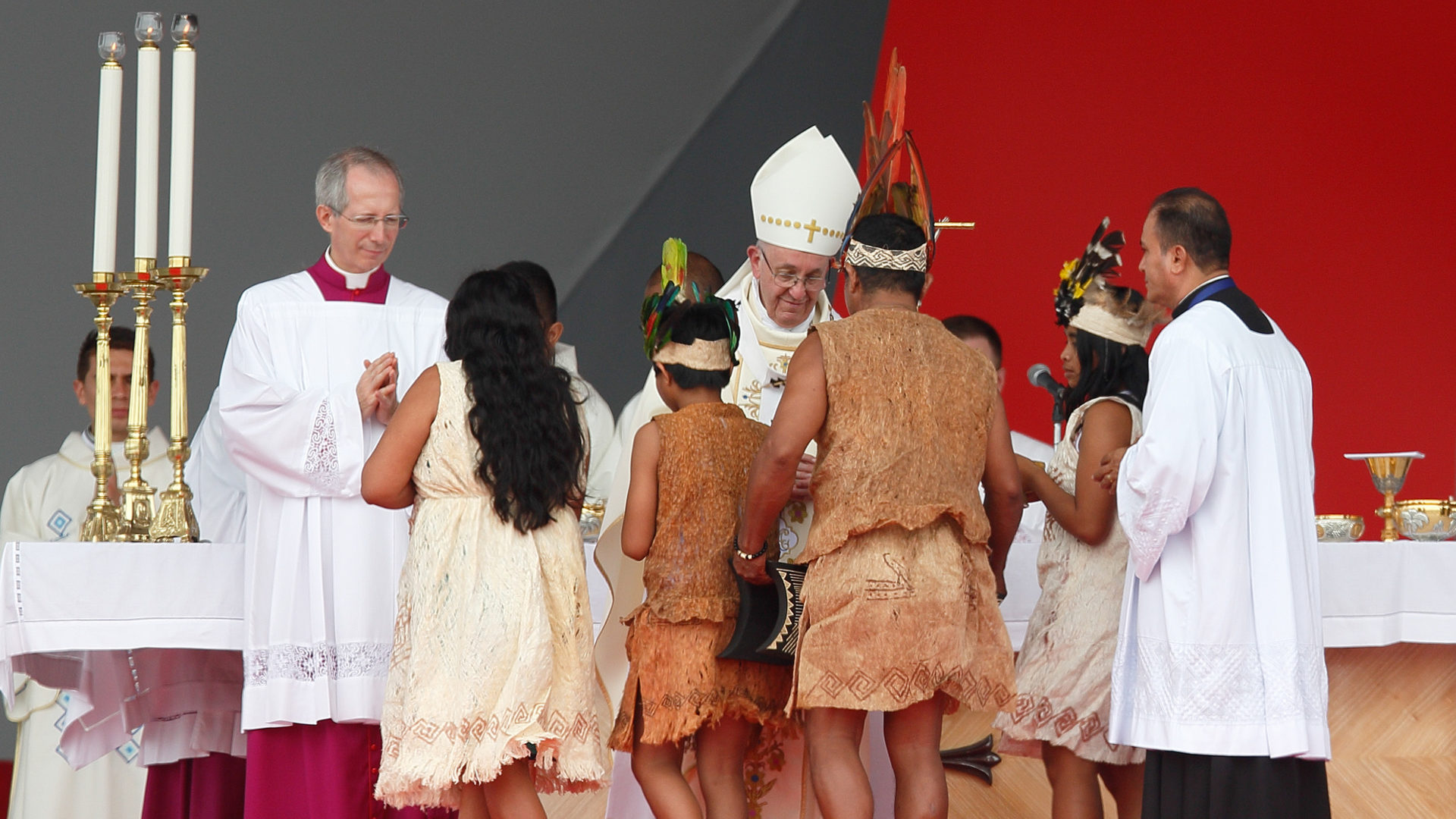 Papst Franziskus erhält beim Gottesdienst in Villavicencio Geschenke von Vertretern indigener Völker.