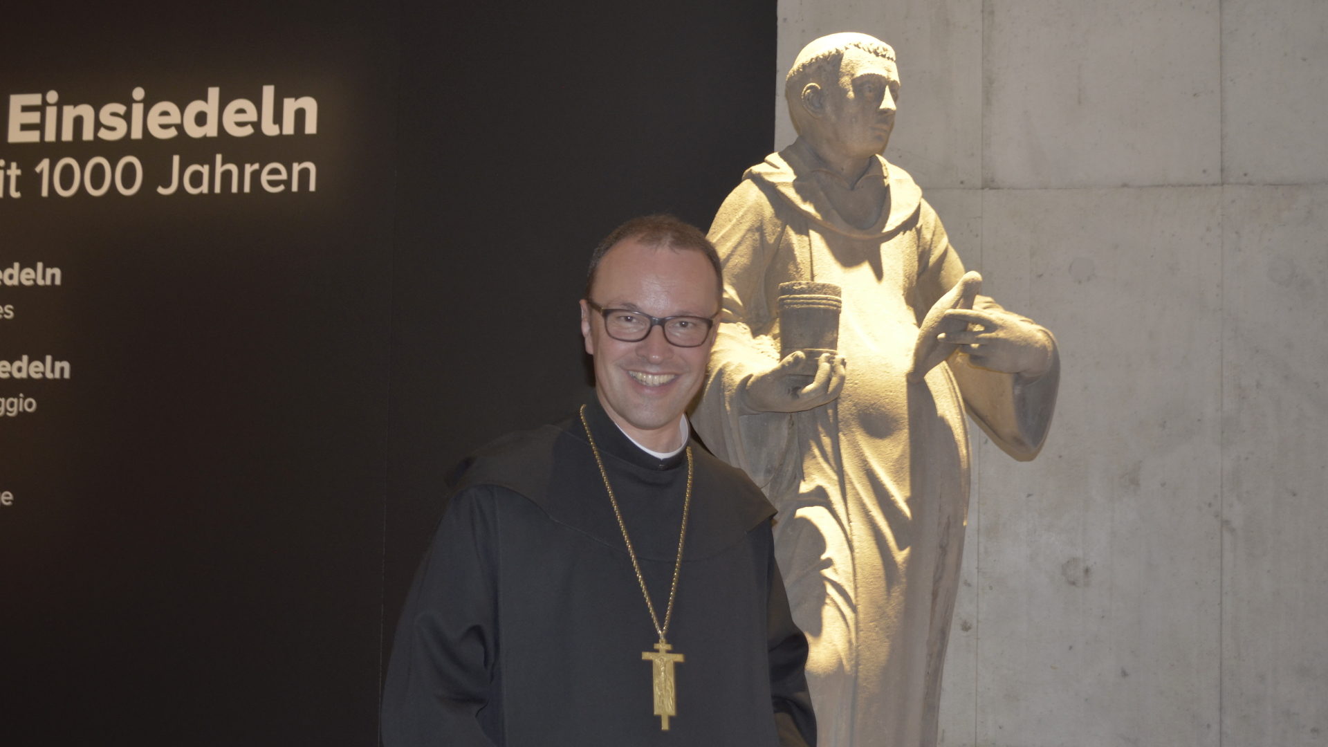 Abt Urban Federer vor dem Klostergründer Meinrad