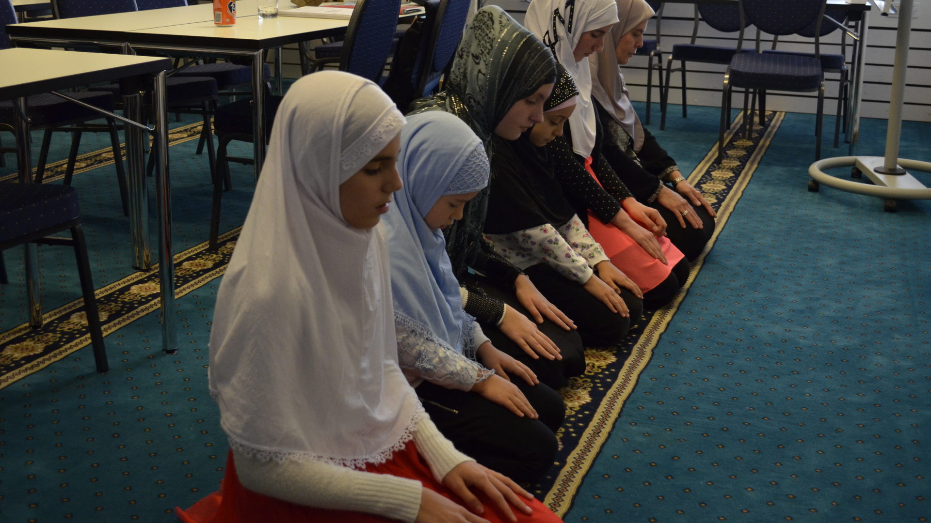 Junge Musliminnen im Gebet