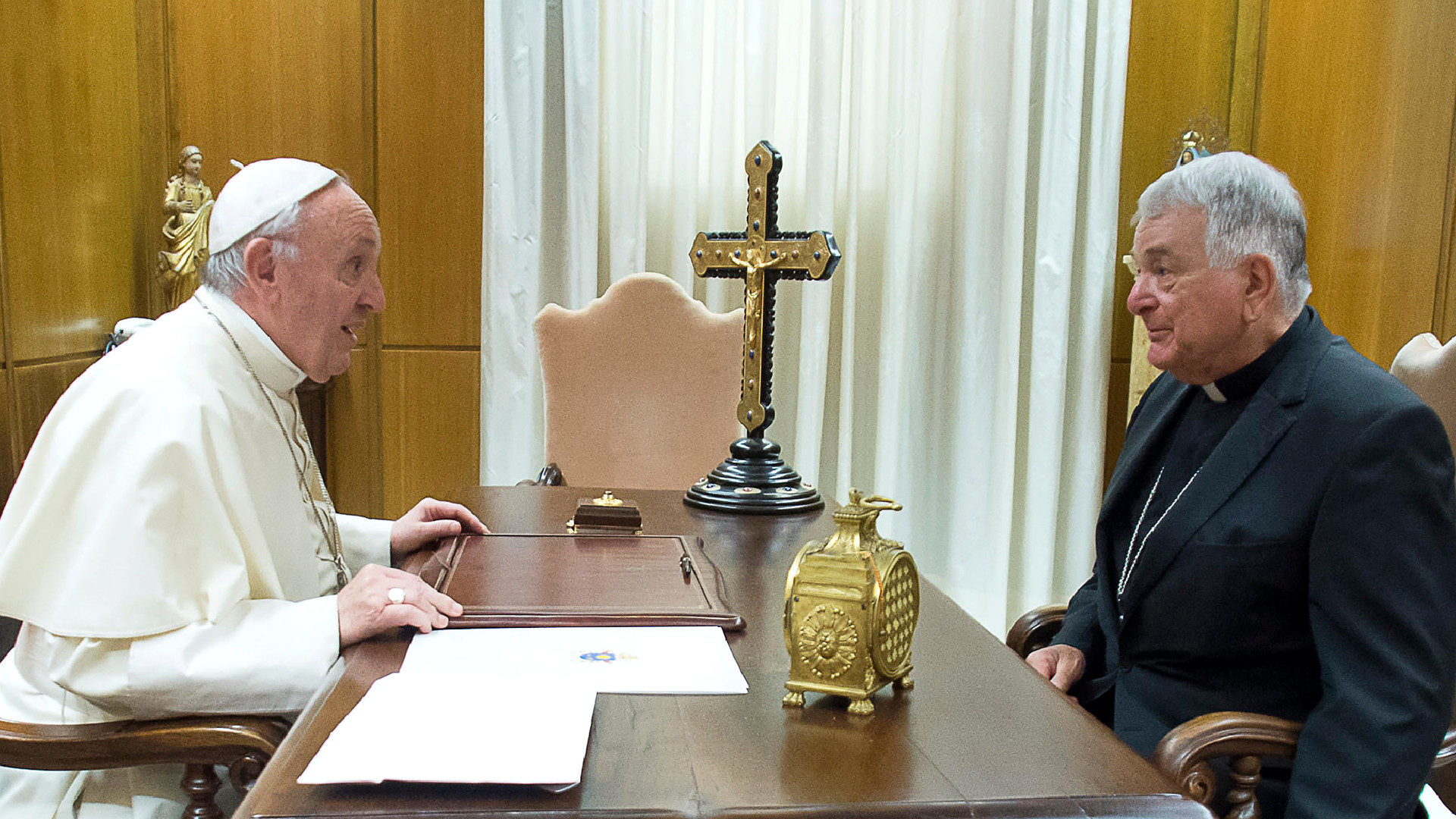 Sie kennen sich aus Argentinien: Papst Franziskus im Gespräch mit dem Walliser Emil Paul Tscherrig im Jahr 2017.