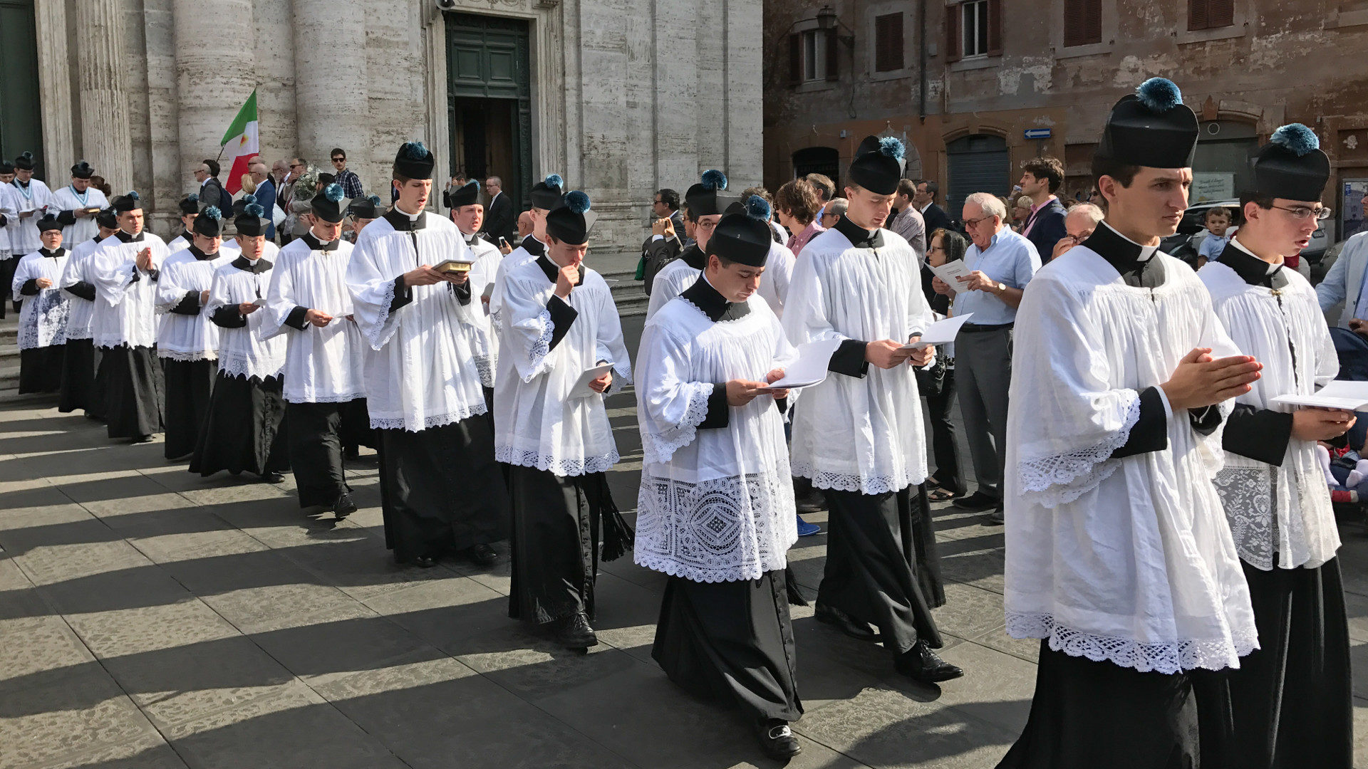Priesterseminaristen an der Prozession katholischer Traditionalisten in Rom