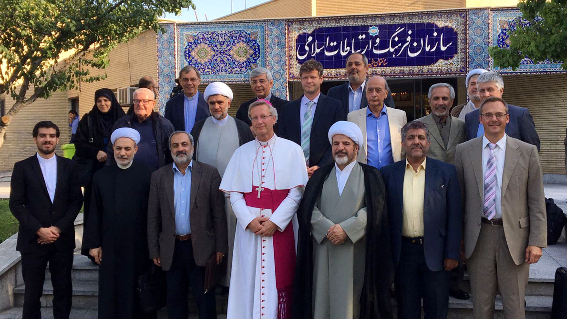 Die Kommission der Schweizer Bischofskonferenz mit den Gastgebern in Iran.