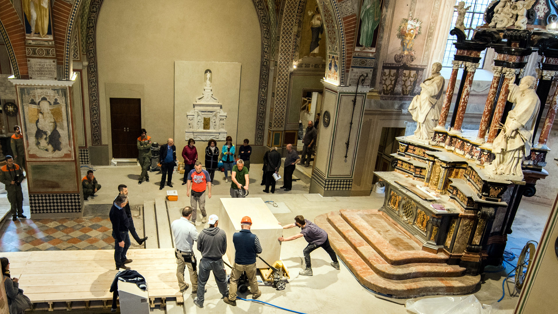 Rennovation Kathedrale Lugano: der Altar wird platziert