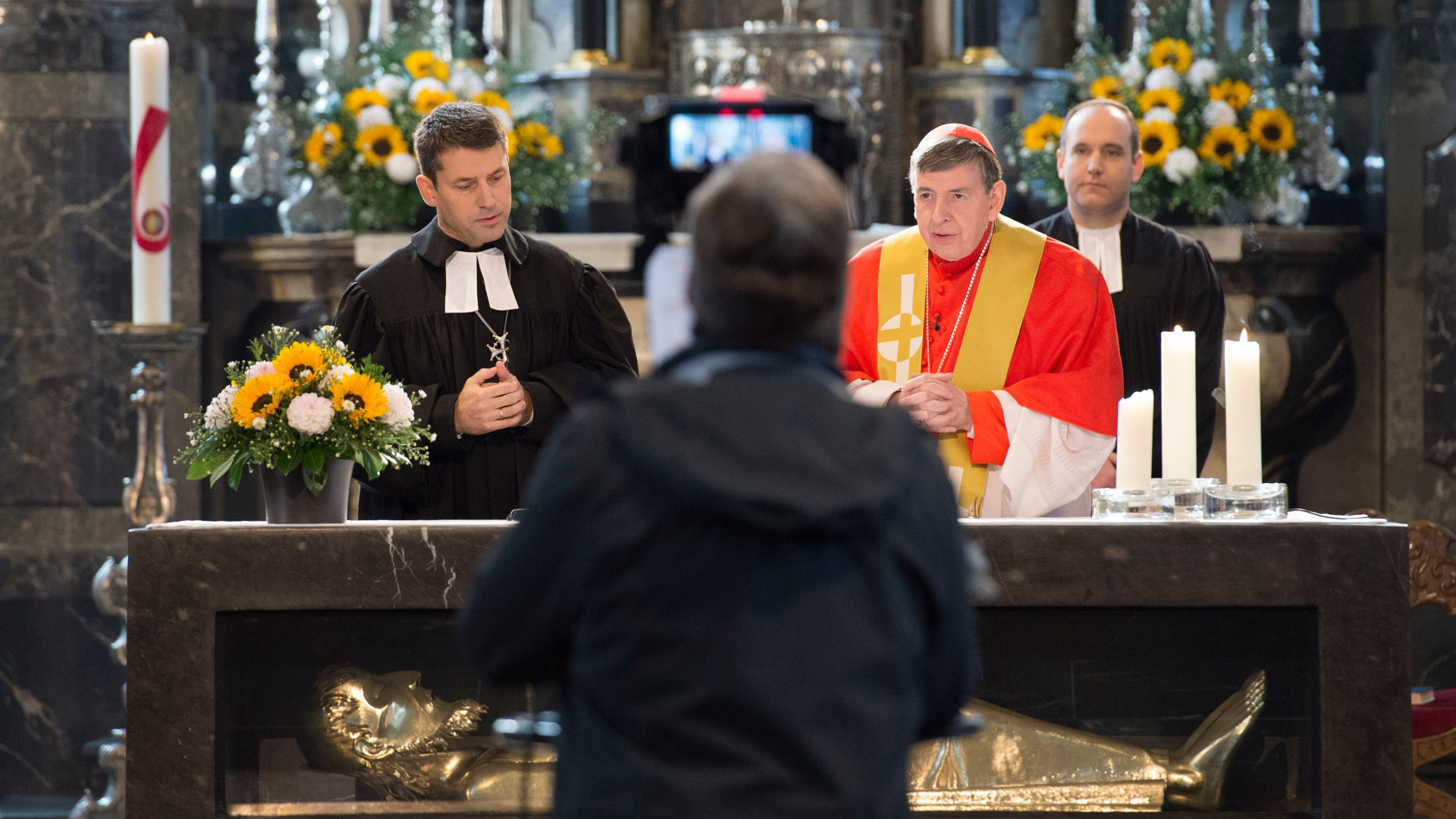 Umstrittenes Hugenottenkreuz: Gottfried Locher (links) und Kardinal Kurt Koch am Altar
