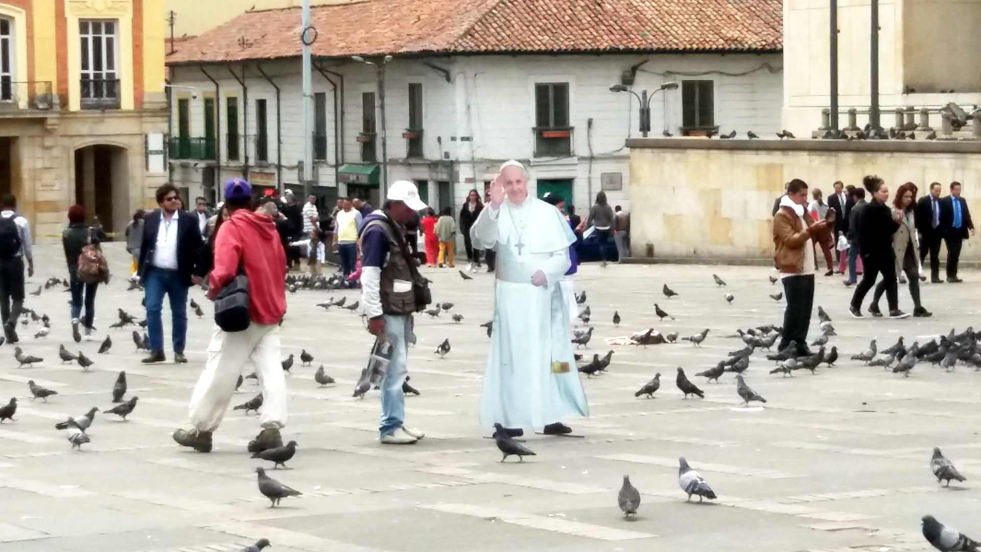 Figur von Papst Franziskus vor der Kathedrale in Bogota