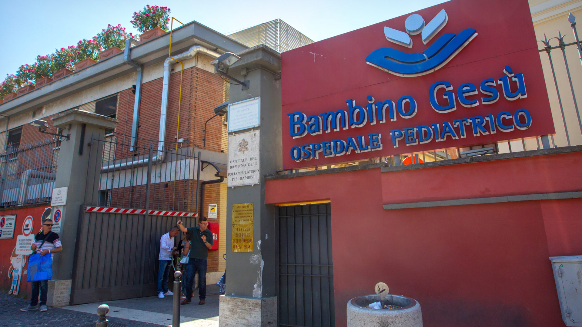 Eingang zur vatikanischen Kinderklinik "Bambino Gesu" in Rom