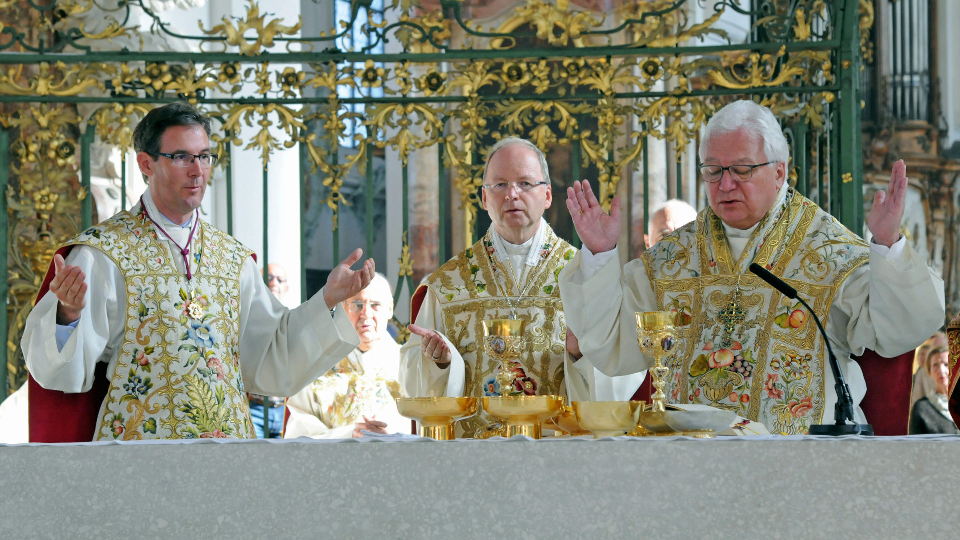 Altar v.l.: Dompfarrer Beat Grögli, Bischof Benno Elbs und Bischof Markus Büchel.