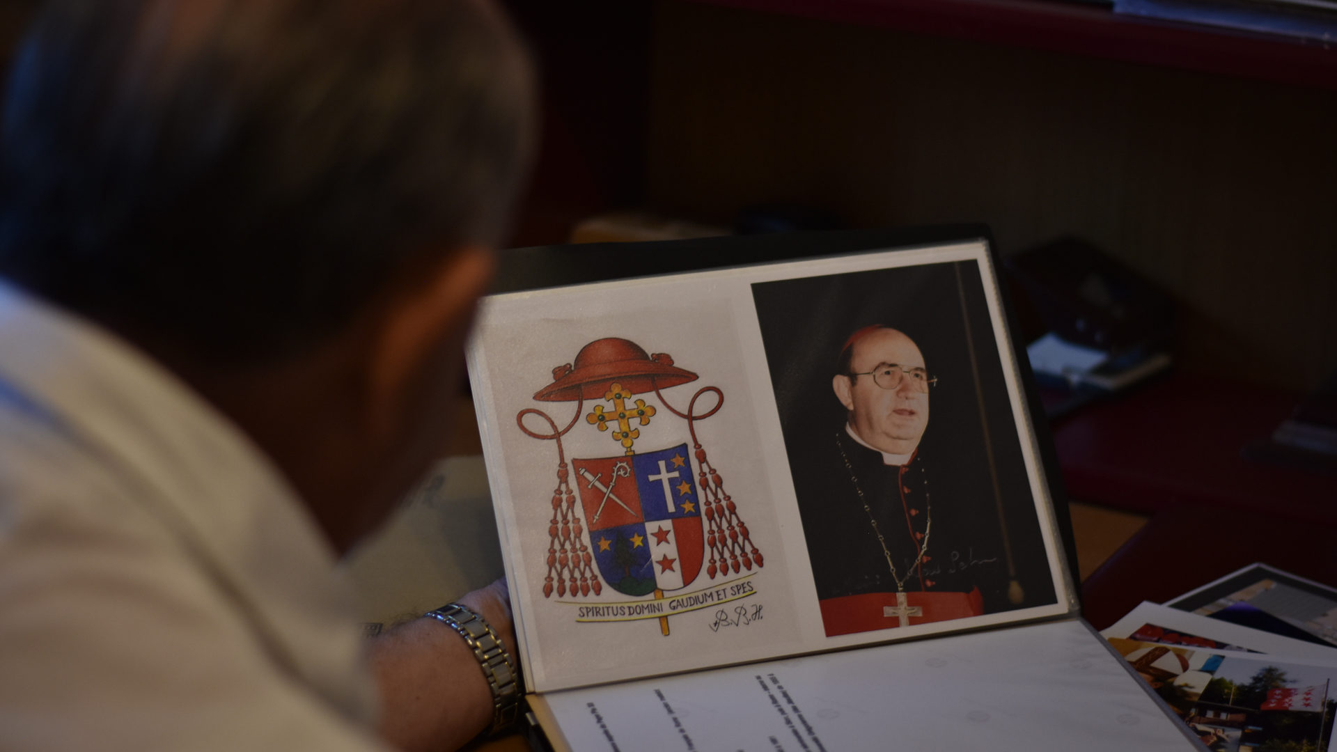 Das Wappen des Kardinals mit den Insignien des Bistums, des Kantons, seines Dorfes und seiner Familie.