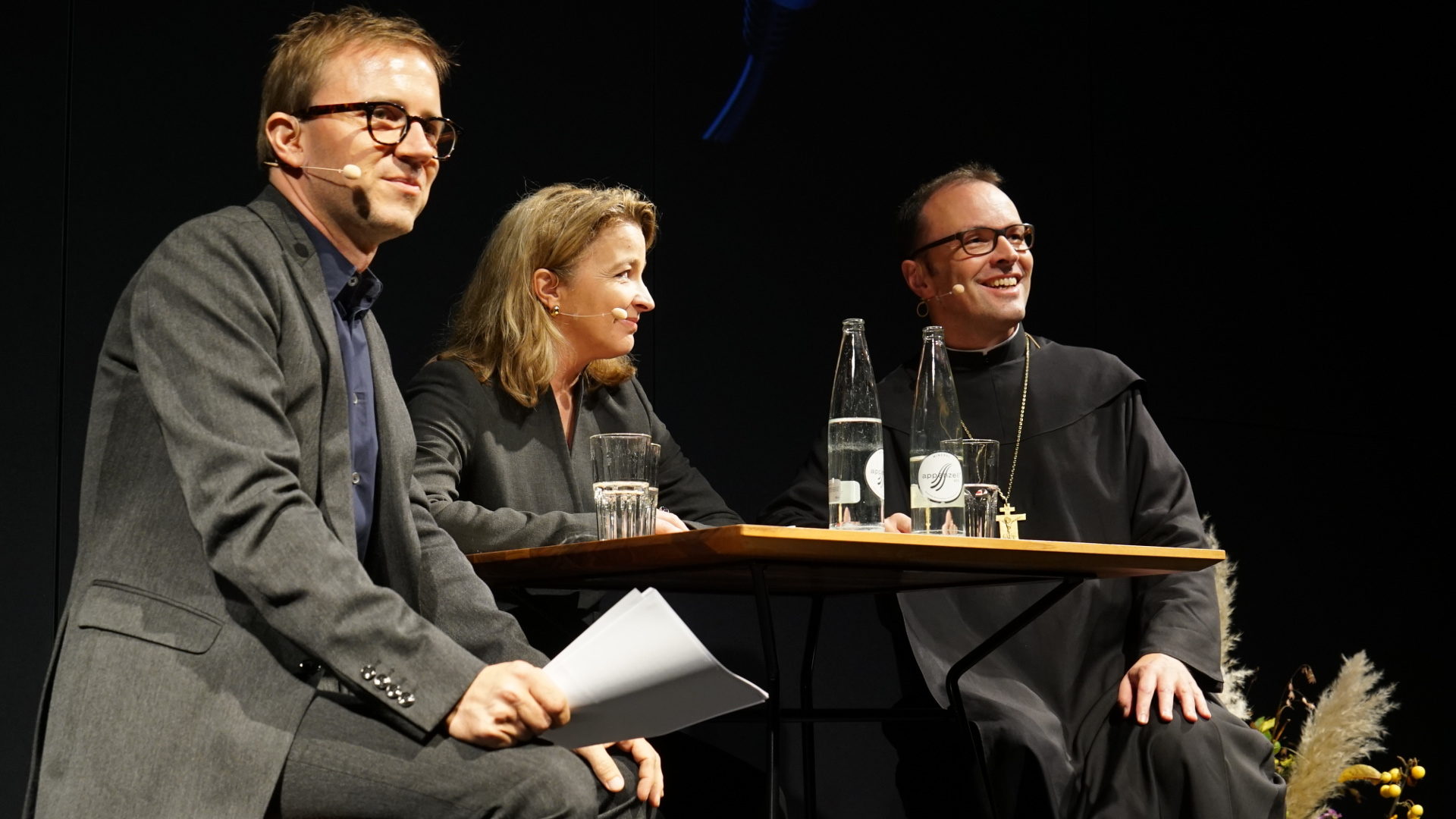 Moderator Hannes Nussbaumer im Gespräch mit Barbara Schmid-Federer und Abt Urban Federer.
