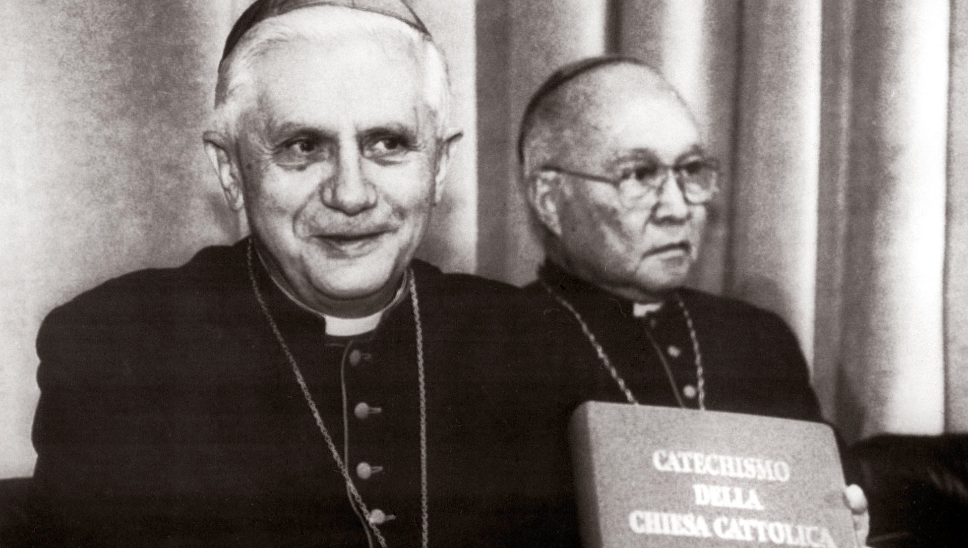 Kardinal Joseph Ratzinger stellt am 9. Dezember 1992 im Vatikan den Weltkatechismus der katholischen Kirche vor.