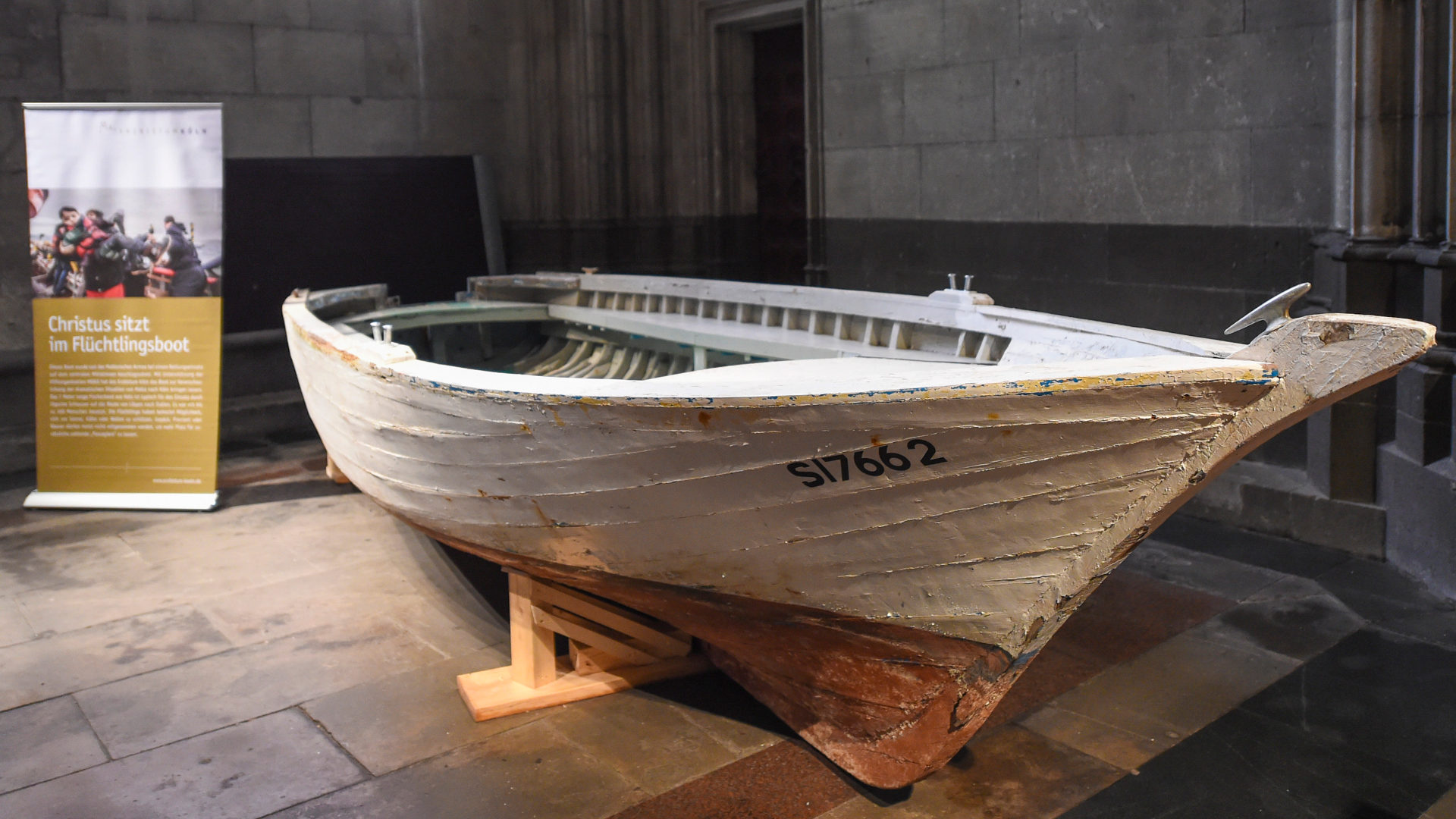 Ein Flüchtlingsboot aus Malta im Kölner Dom