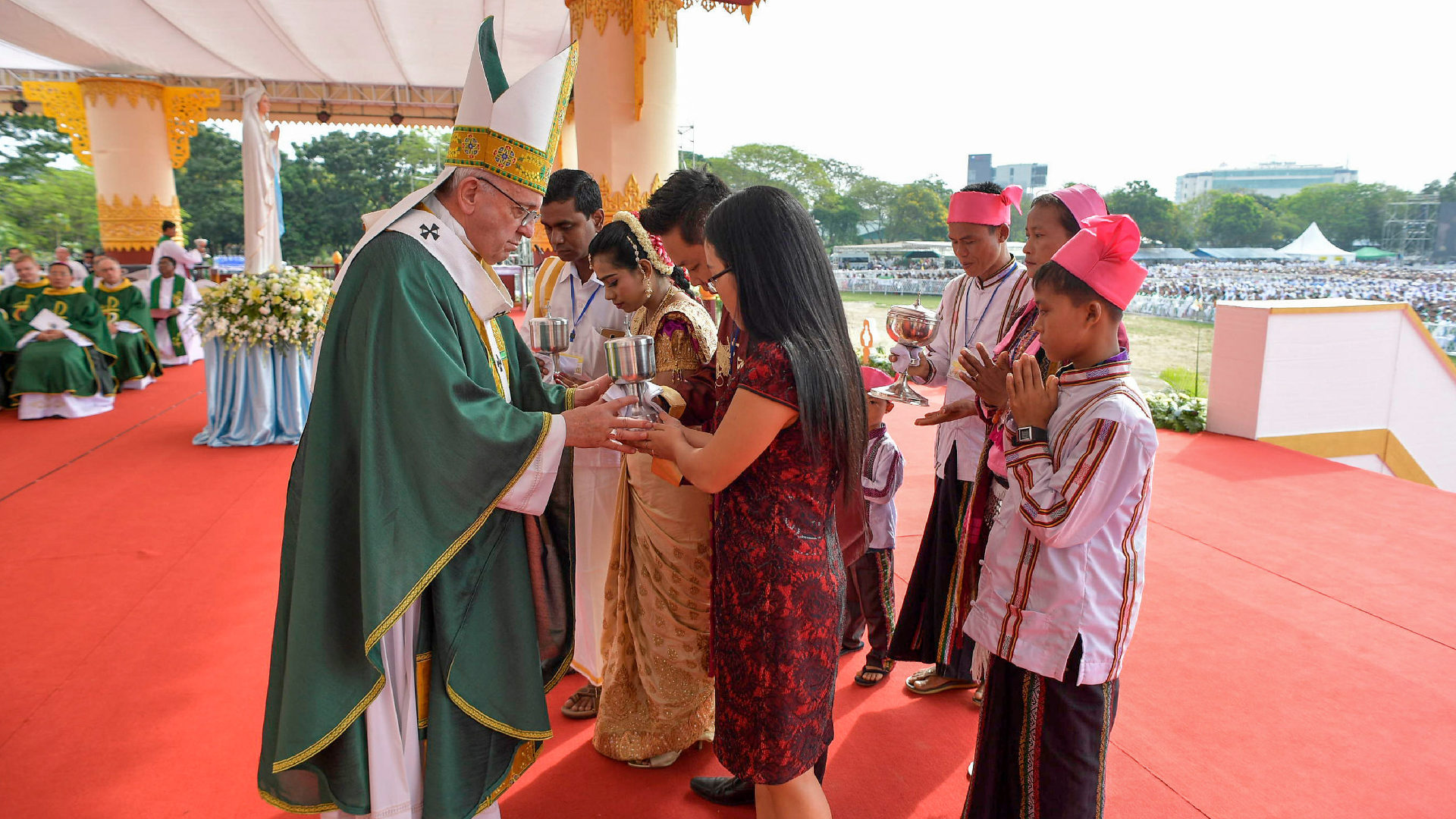 Papst Franziskus feiert Gottesdienst in Rangun