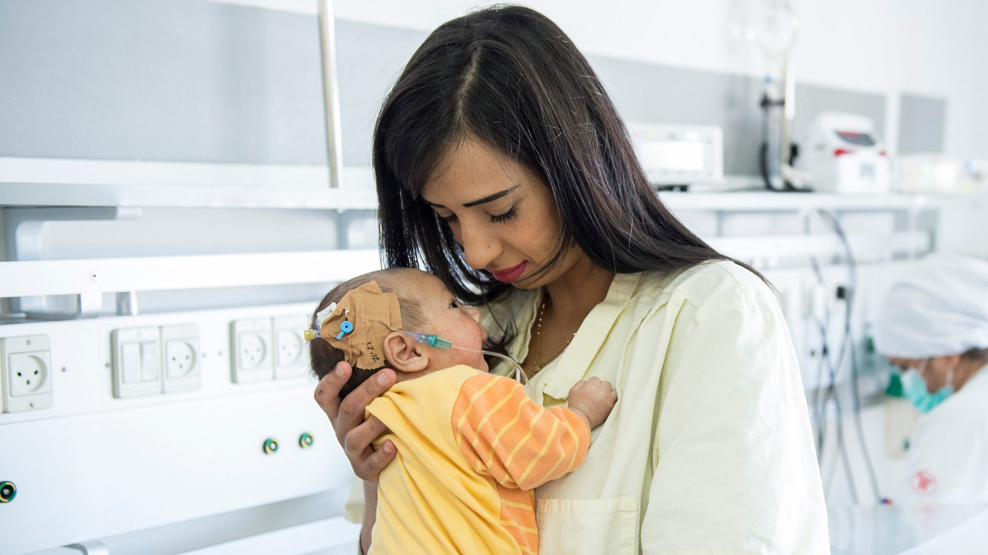 Mutter mit Baby im Spital