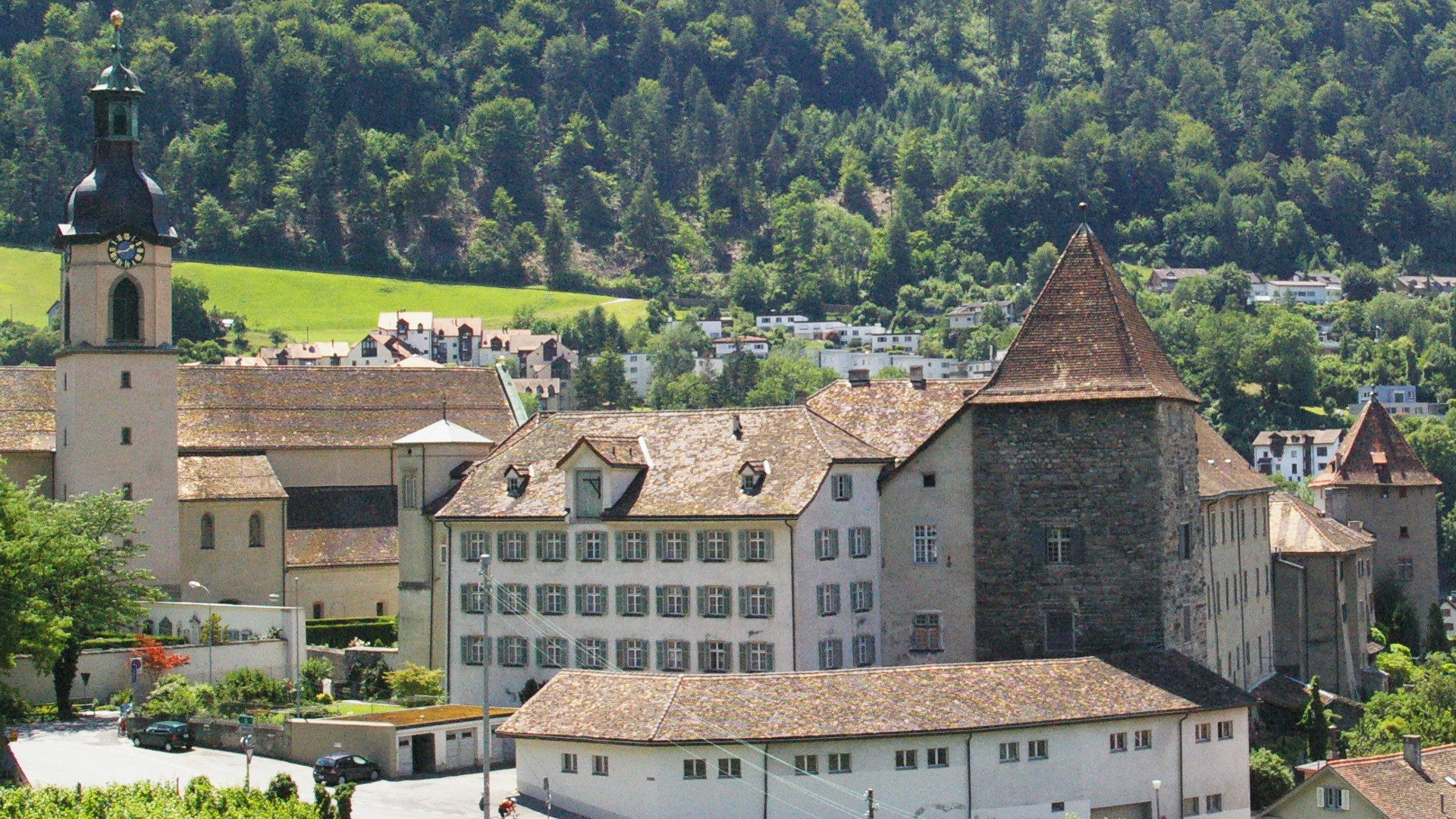Erst nennt das Bistum Chur den Namen des Priesters - und dann hüllt es sich in Schweigen.