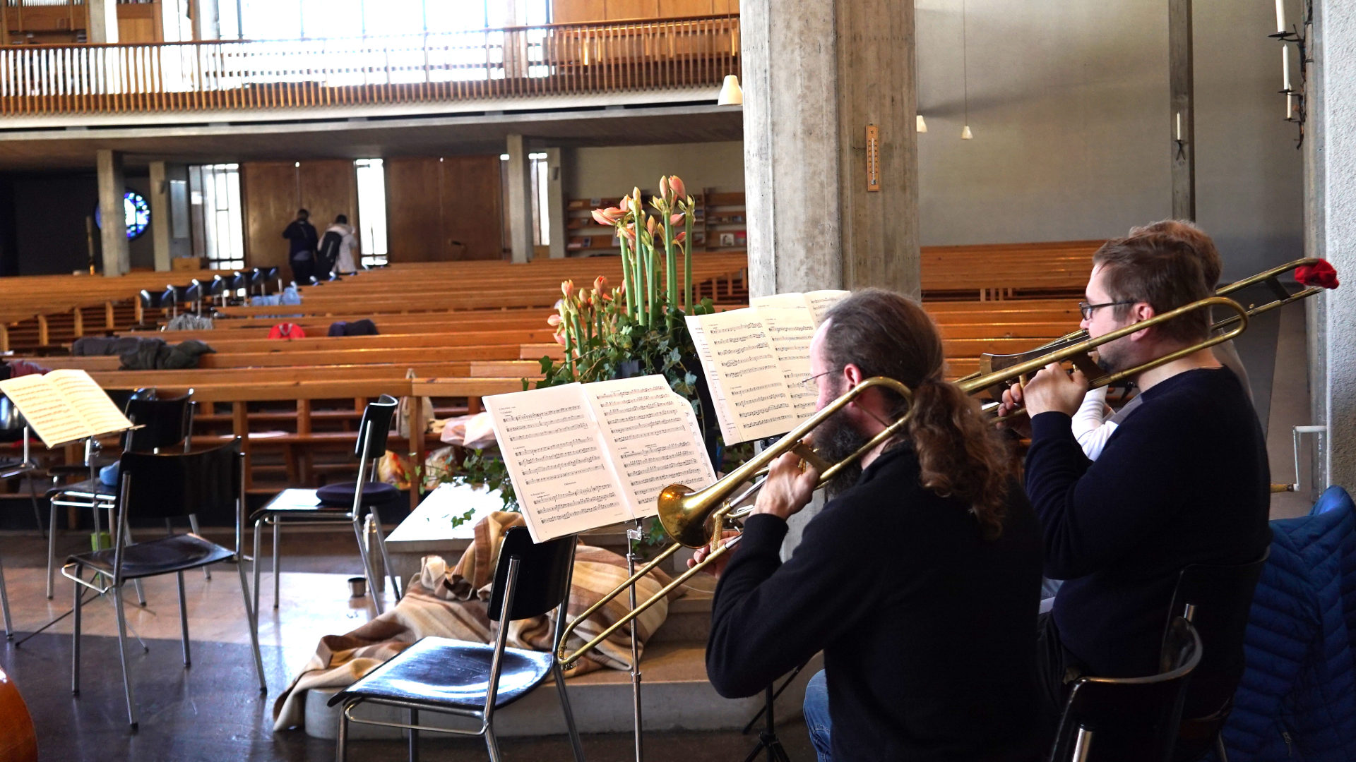 Musiker proben Taizé-Lieder in der Franziskuskirche in Riehen.