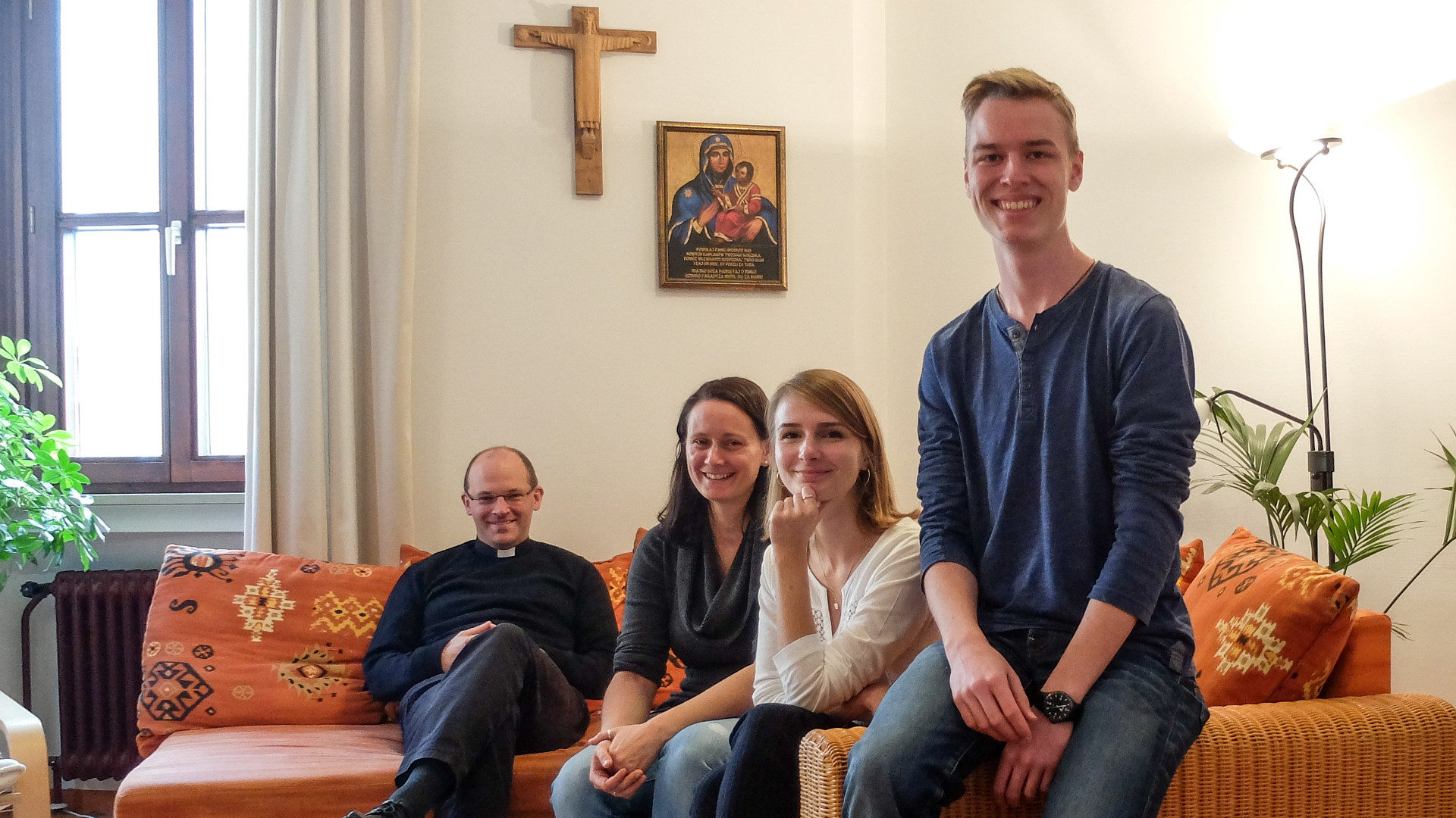 Basical-WC in Augsburg mit (v.l.) Diözesanjugendpfarrer Florian Markter, WG-Leiterin und Teilnehmenden