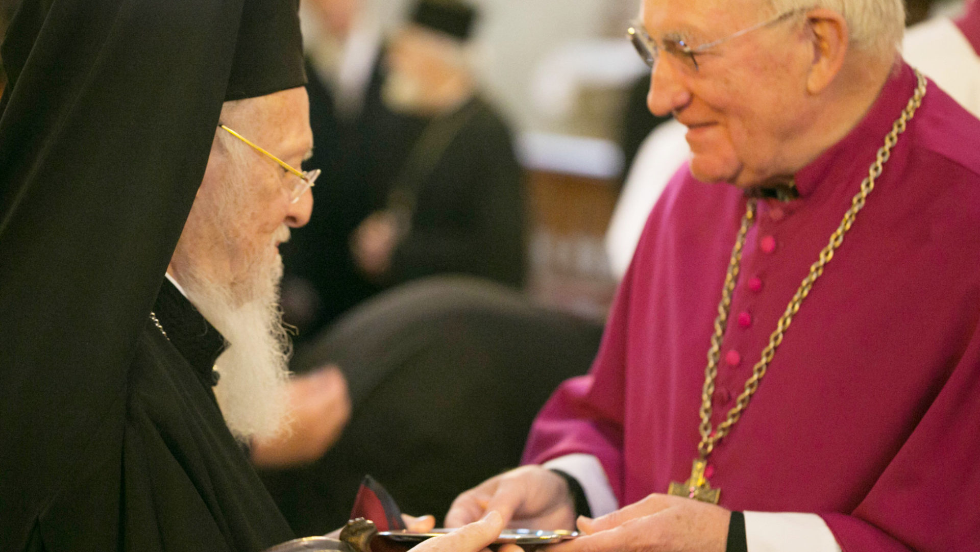 Dompropst Claude Ducarroz (rechts) mit dem Ökumenischen Patriarchen Bartholomäus am 24. April 2017 in der Nikolaus-Kathedrale Fribourg
