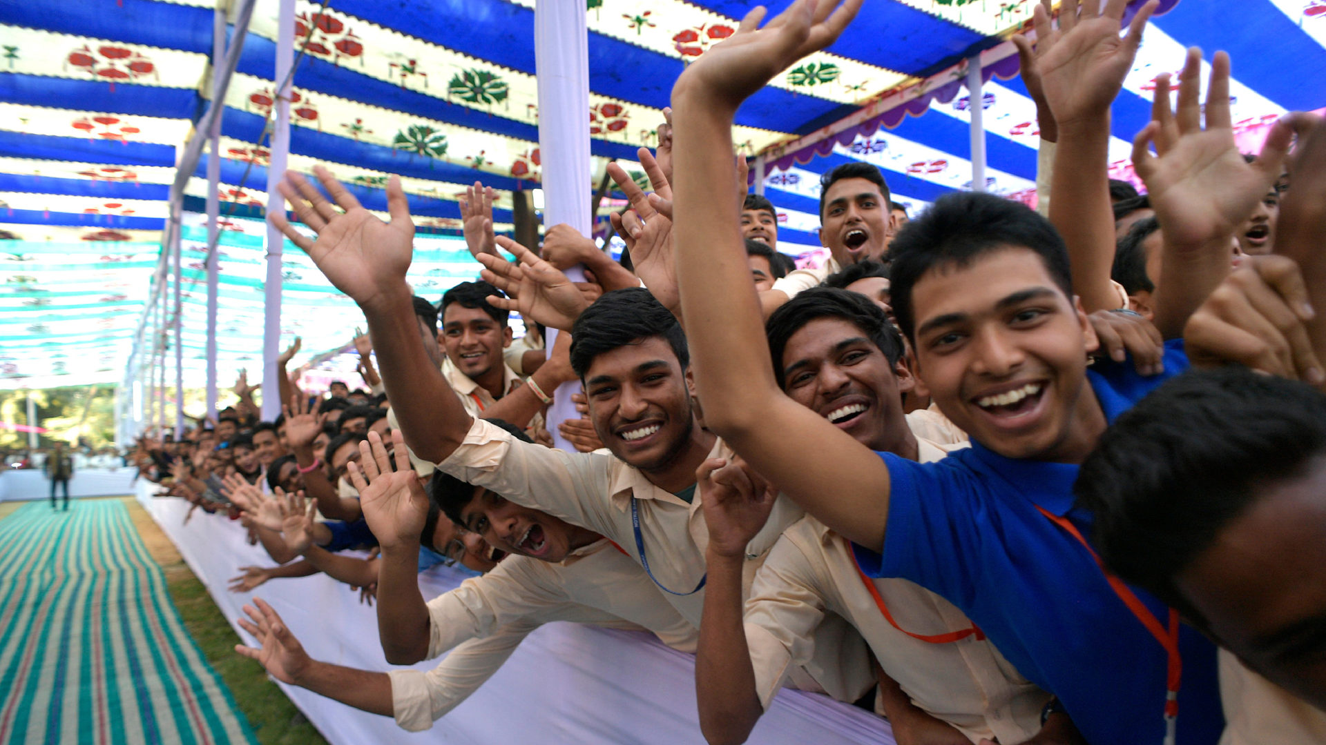 Jugendliche winken beim Besuch von Papst Franziskus in Dhaka (Bangladesch).