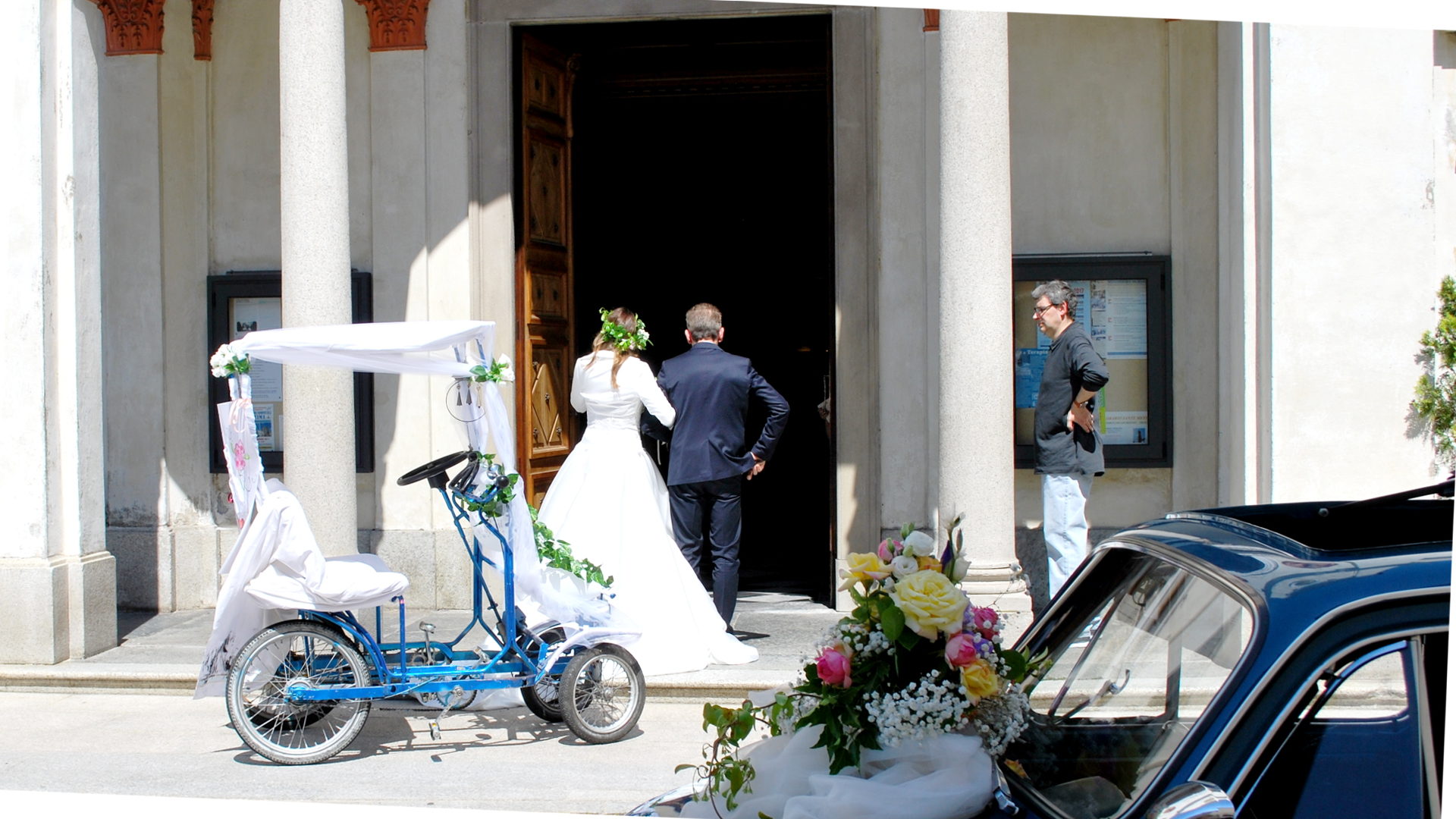 Hochzeitspaar vor Kirche