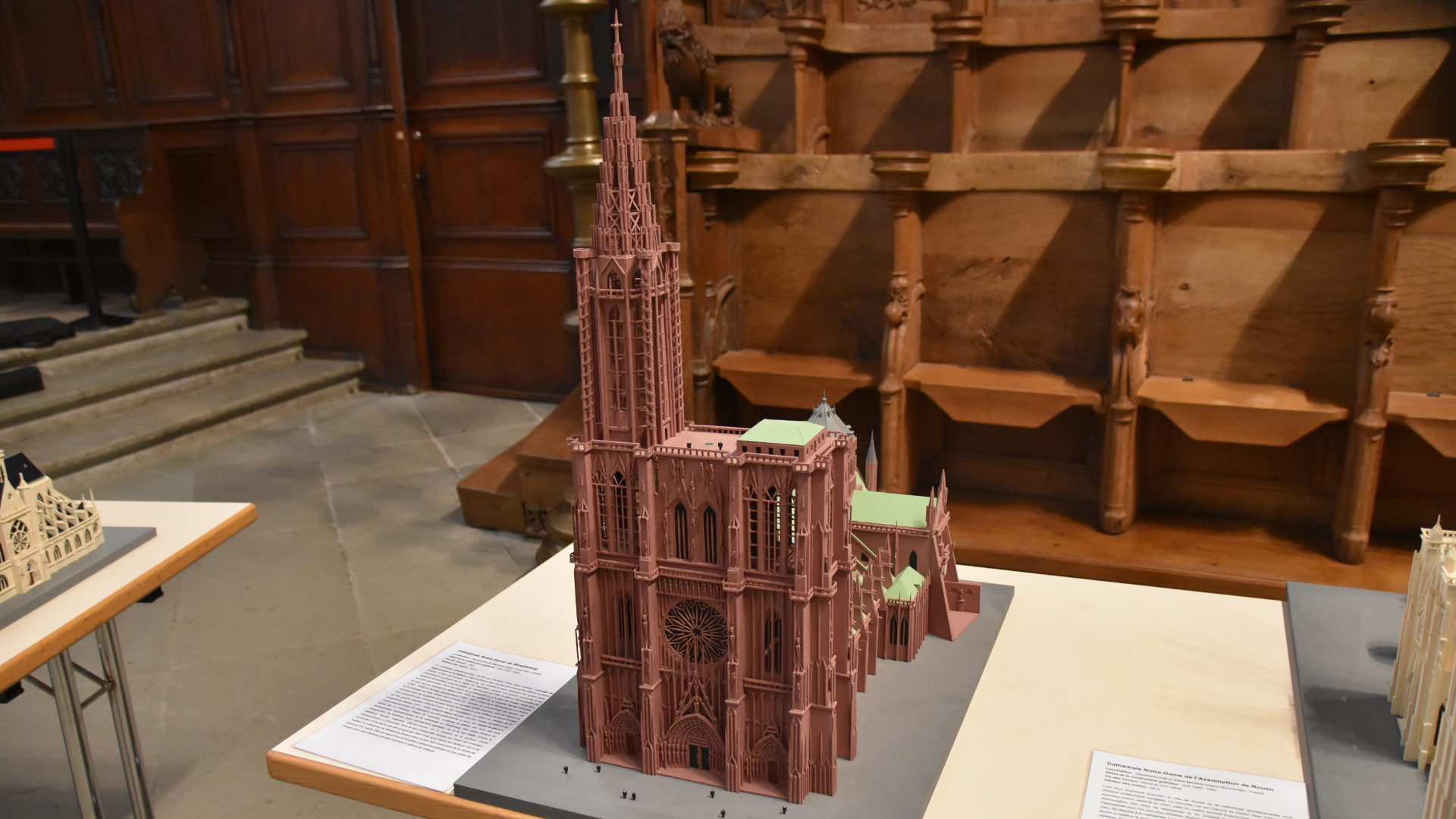 Die erste astronomische Uhr, die 1353 in das Strassburger Münster eingebaut wurde, hatte sogar ein Kalendarium und zeigte die Planentenbahnen an.