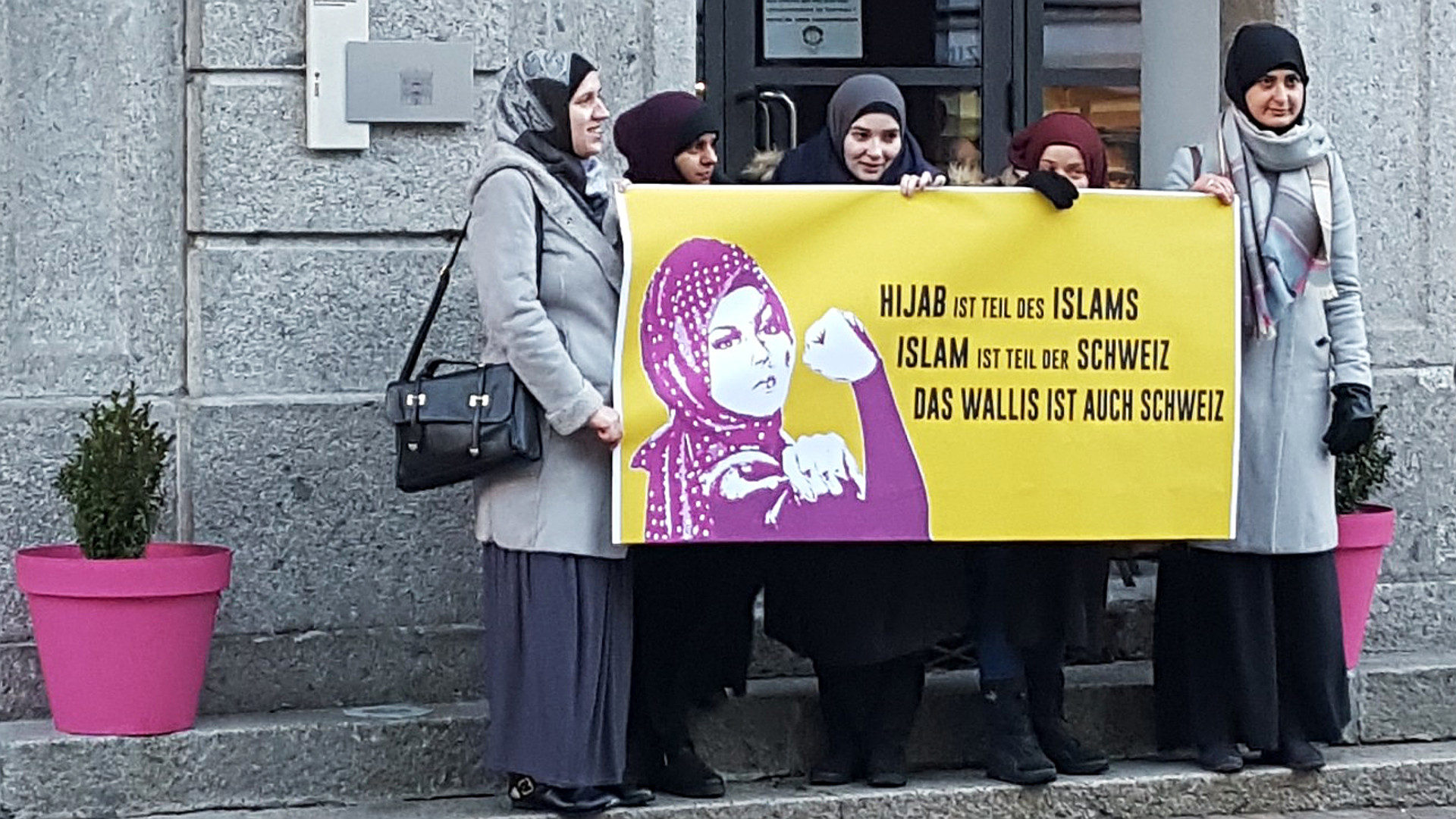 Demonstrantinnen für den Hijab im Wallis