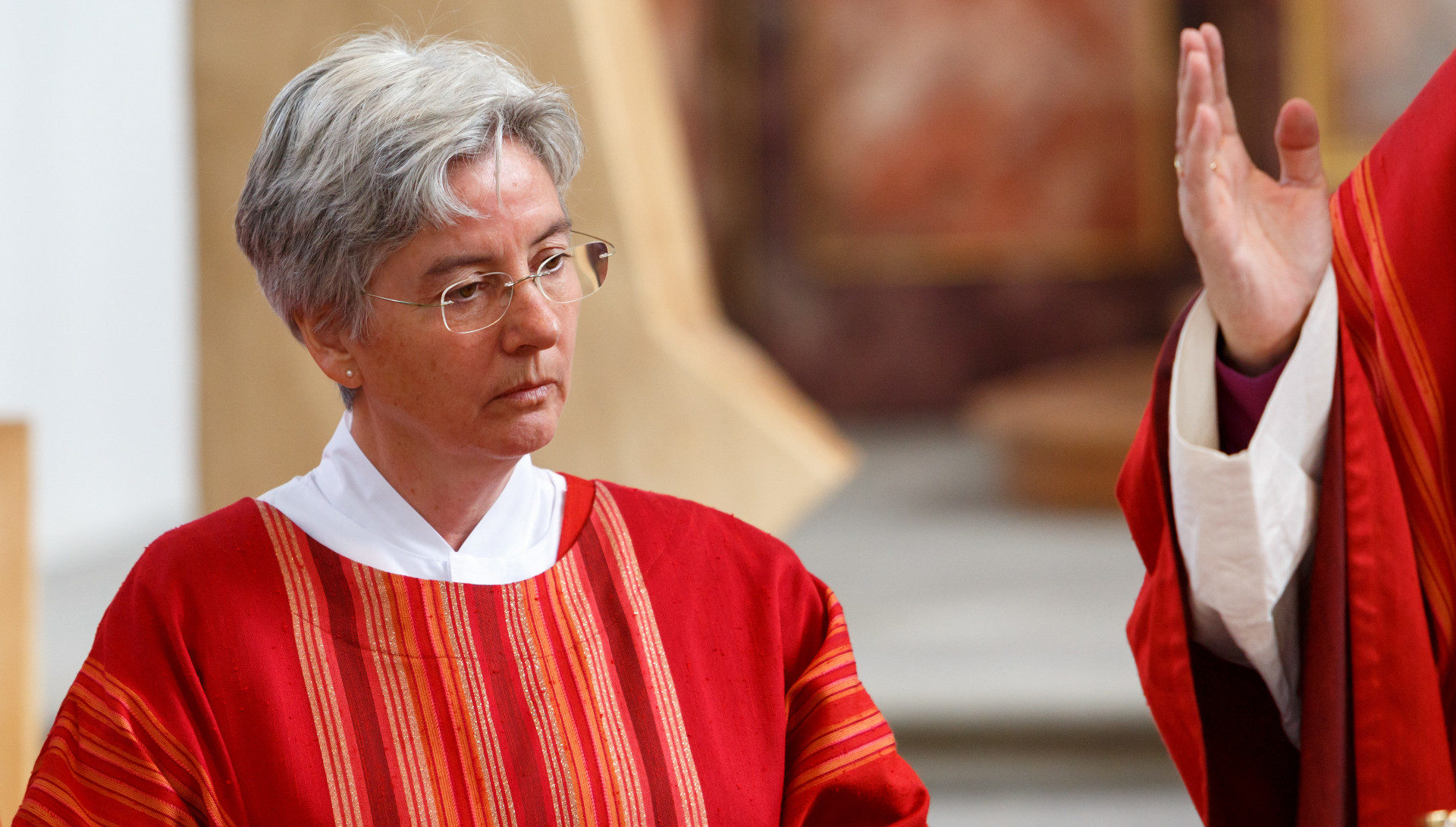 Eine christkatholische Diakonin in einem Gottesdienst in Bonn