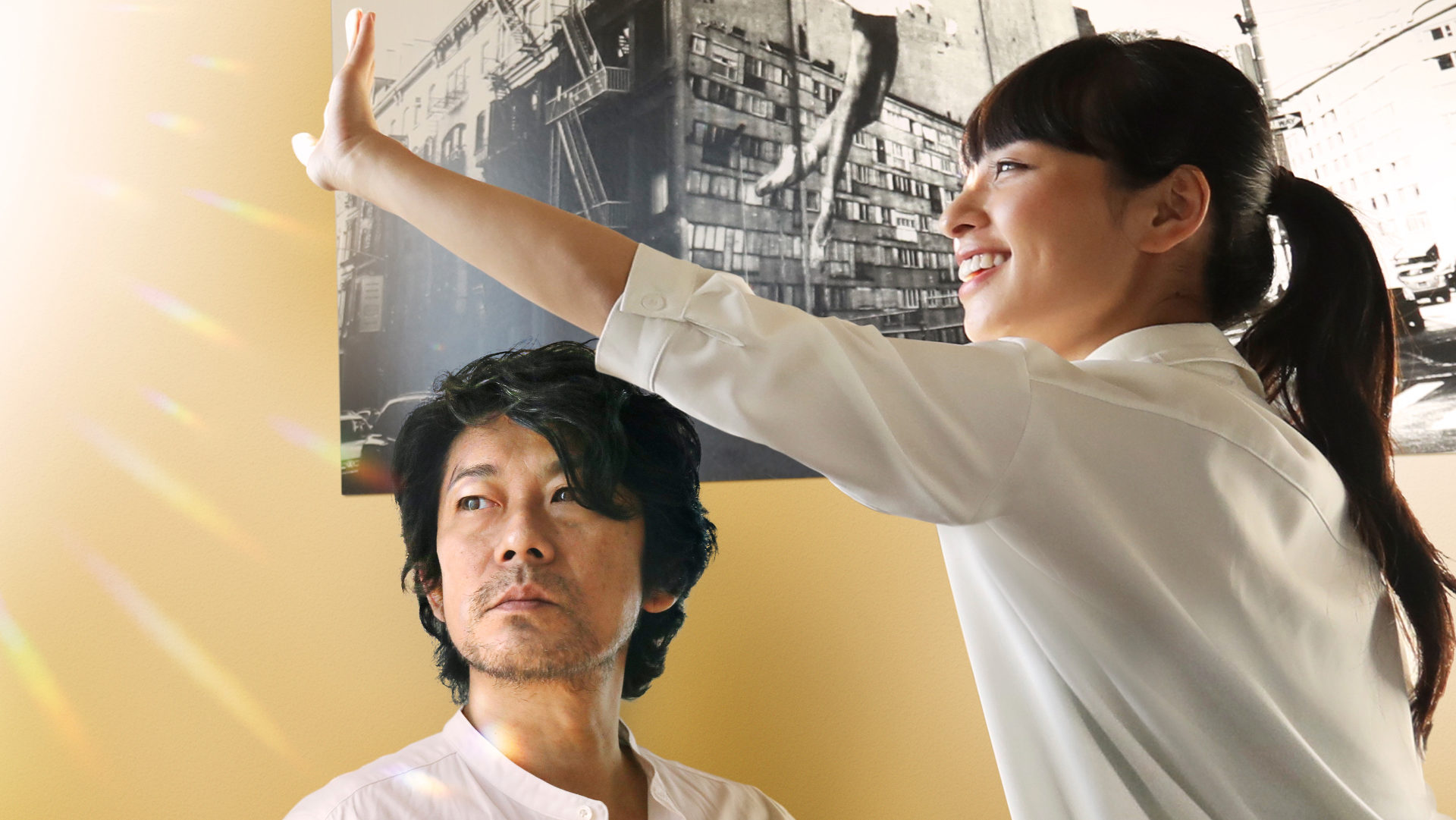 Misako (Ayame Misaki) erklärt dem erblindenden Fotografen Nakamori (Masatoshi Nagase), was sie sieht.